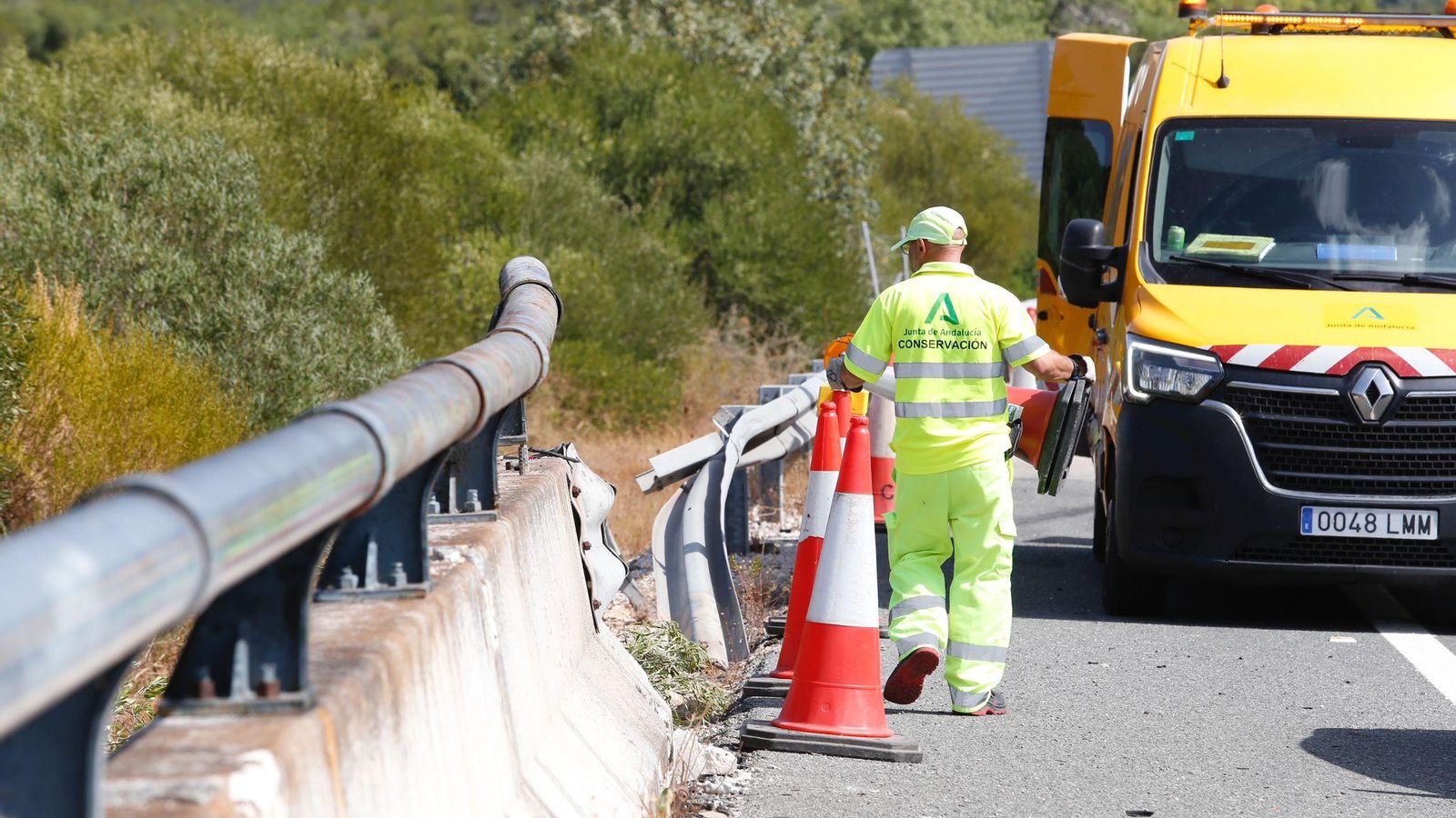Trabajadores de conservación señalizan el lugar del accidente. Trabajadores de conservación señalizan el lugar del accidente.