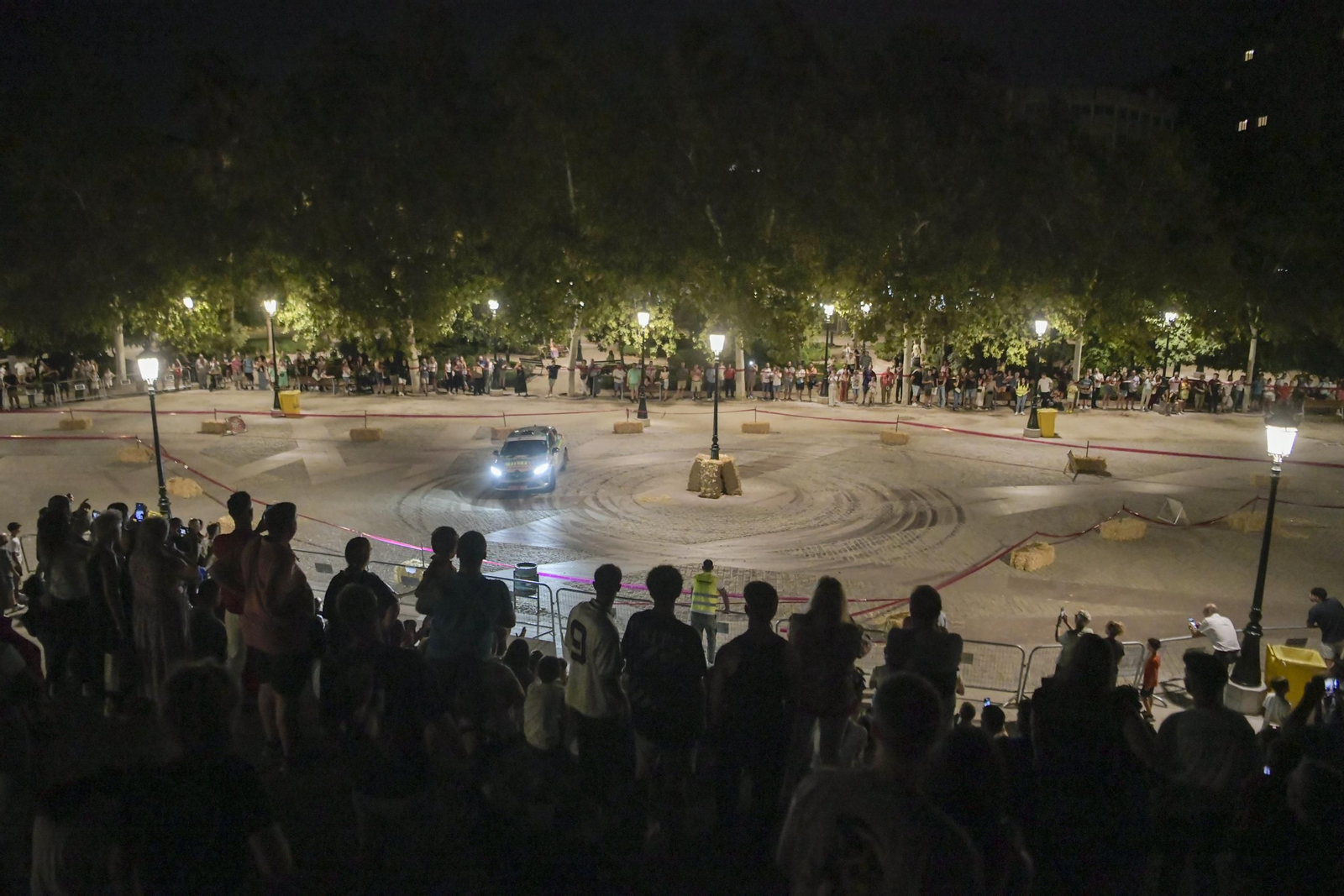 Ruedas 'quemadas' y mucho asfalto en la exhibición del Rally Ciudad de Granada: las imágenes