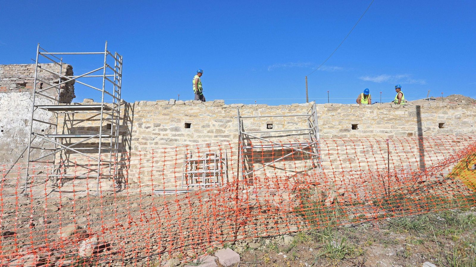 Trabajos de reconstrucción del Fuerte de Isla Verde.