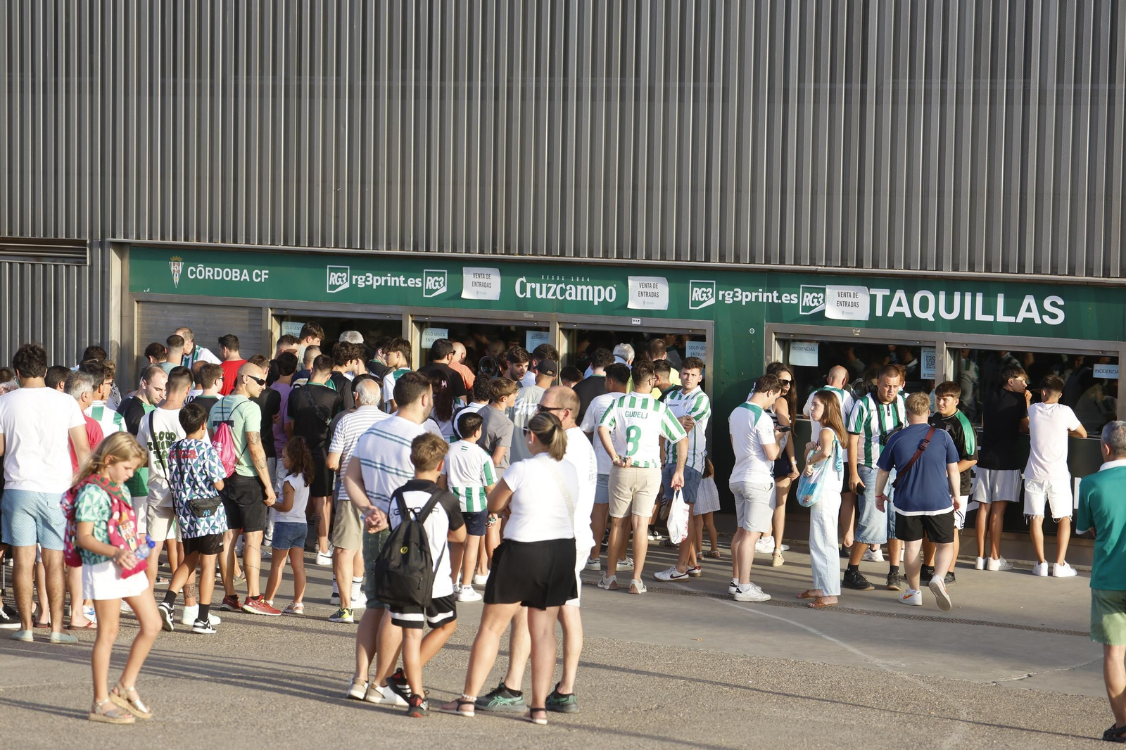 Las mejores fotos del ambientes en El Arcángel para el Córdoba CF - Rayo Vallecano