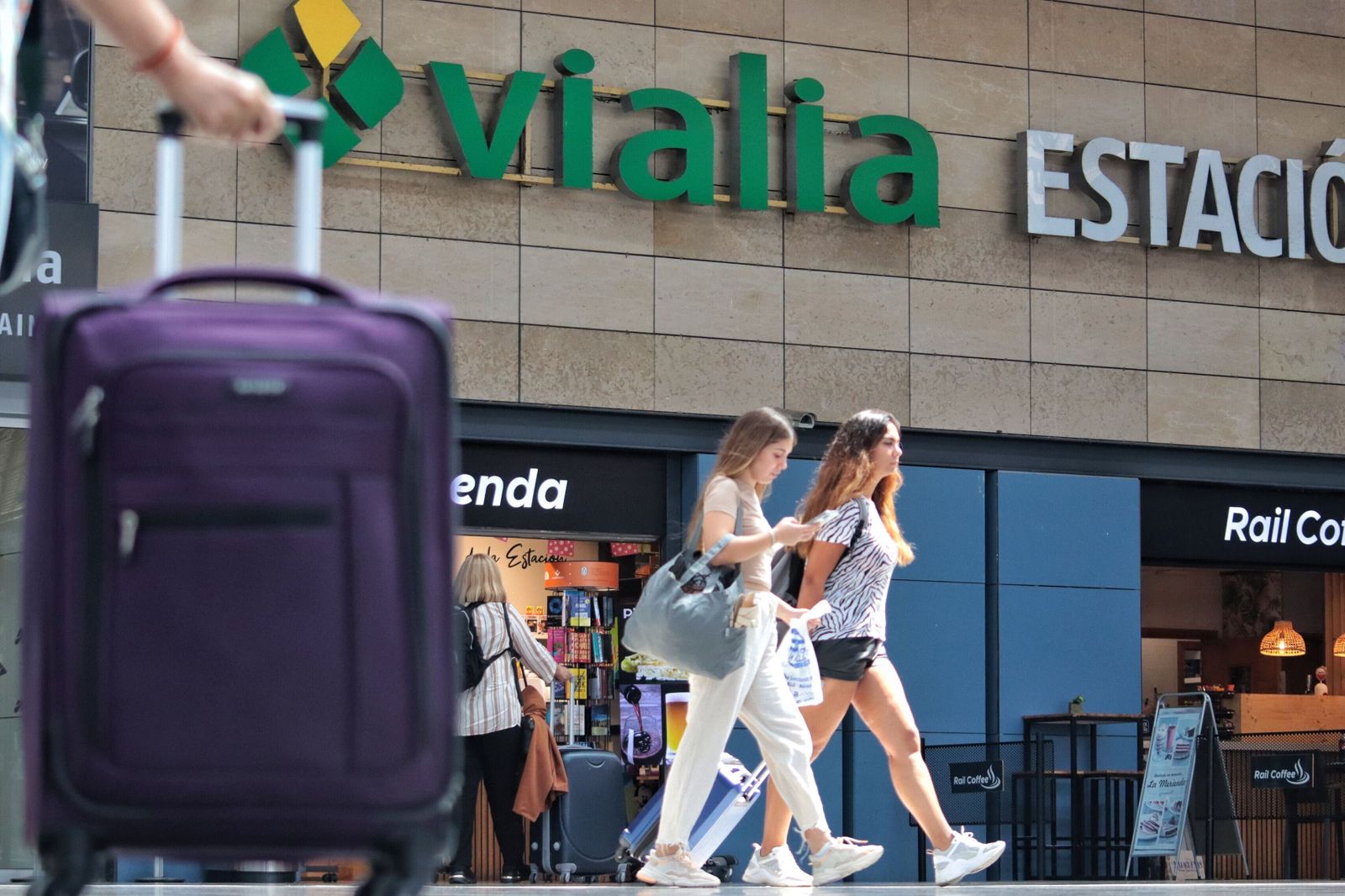 Así es el ambiente en la estación de Málaga este martes tras la cancelación de trenes.