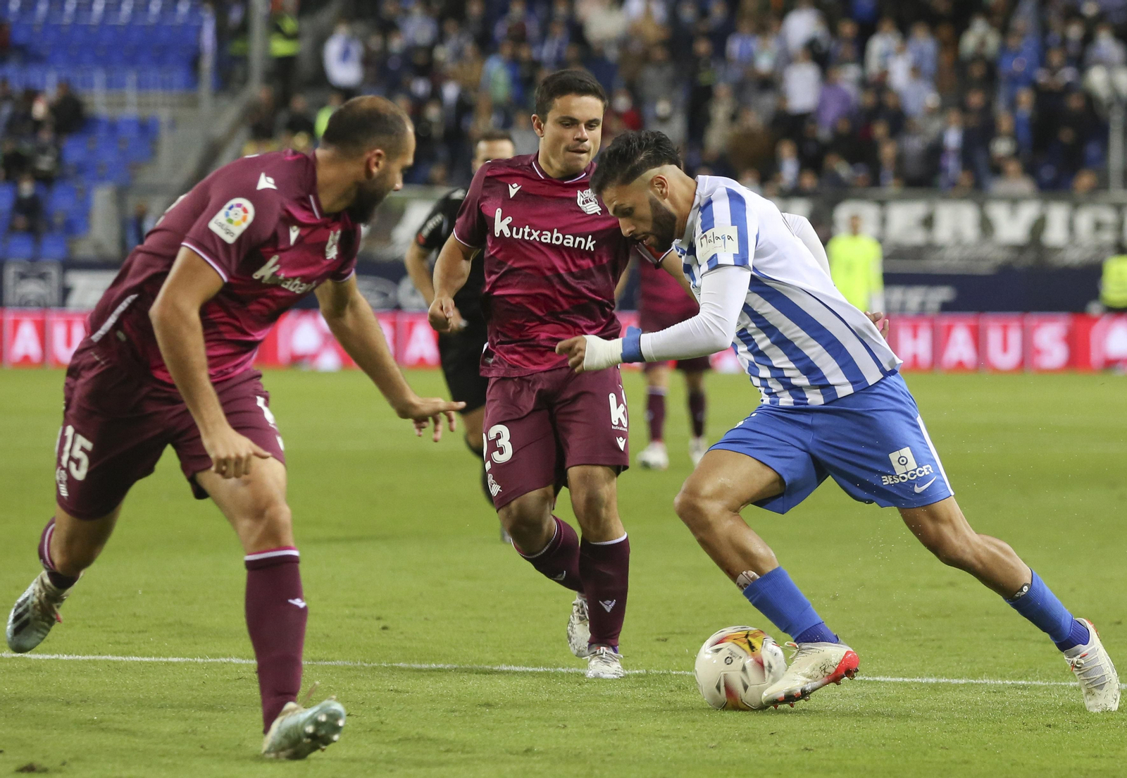 Antoñín desborda ante jugadores de la Real Sociedad B.
