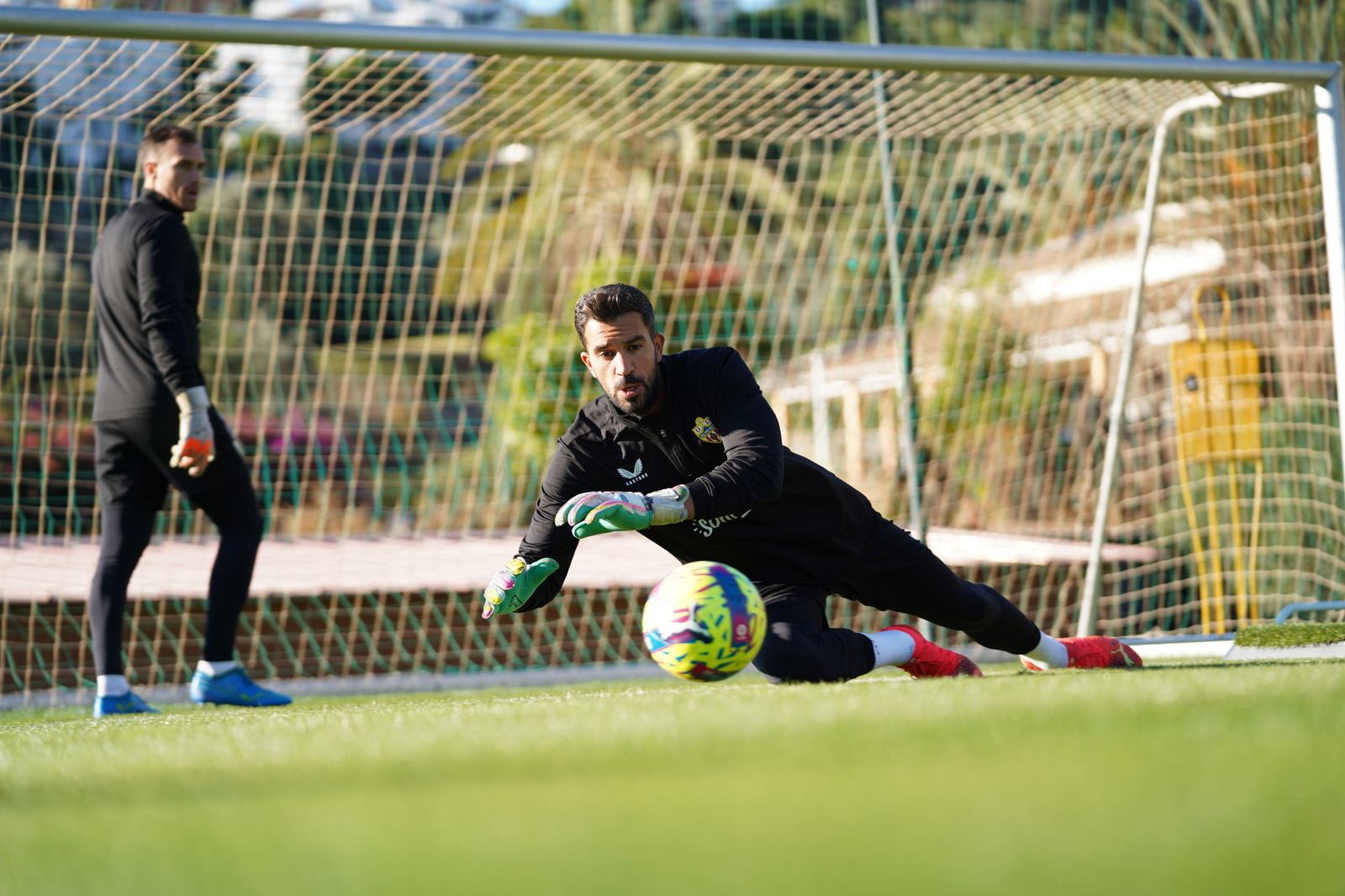 Pacheco, con Fernando detrás, en un entrenamiento del 'stage' en Marbella