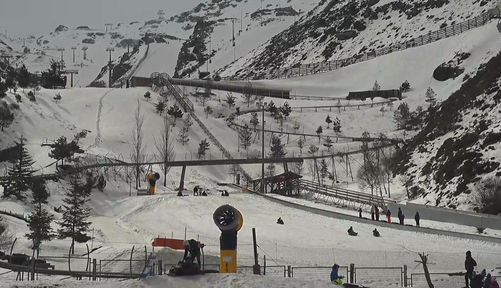 Sierra Nevada cierra sus pistas por fuertes ráfagas de viento