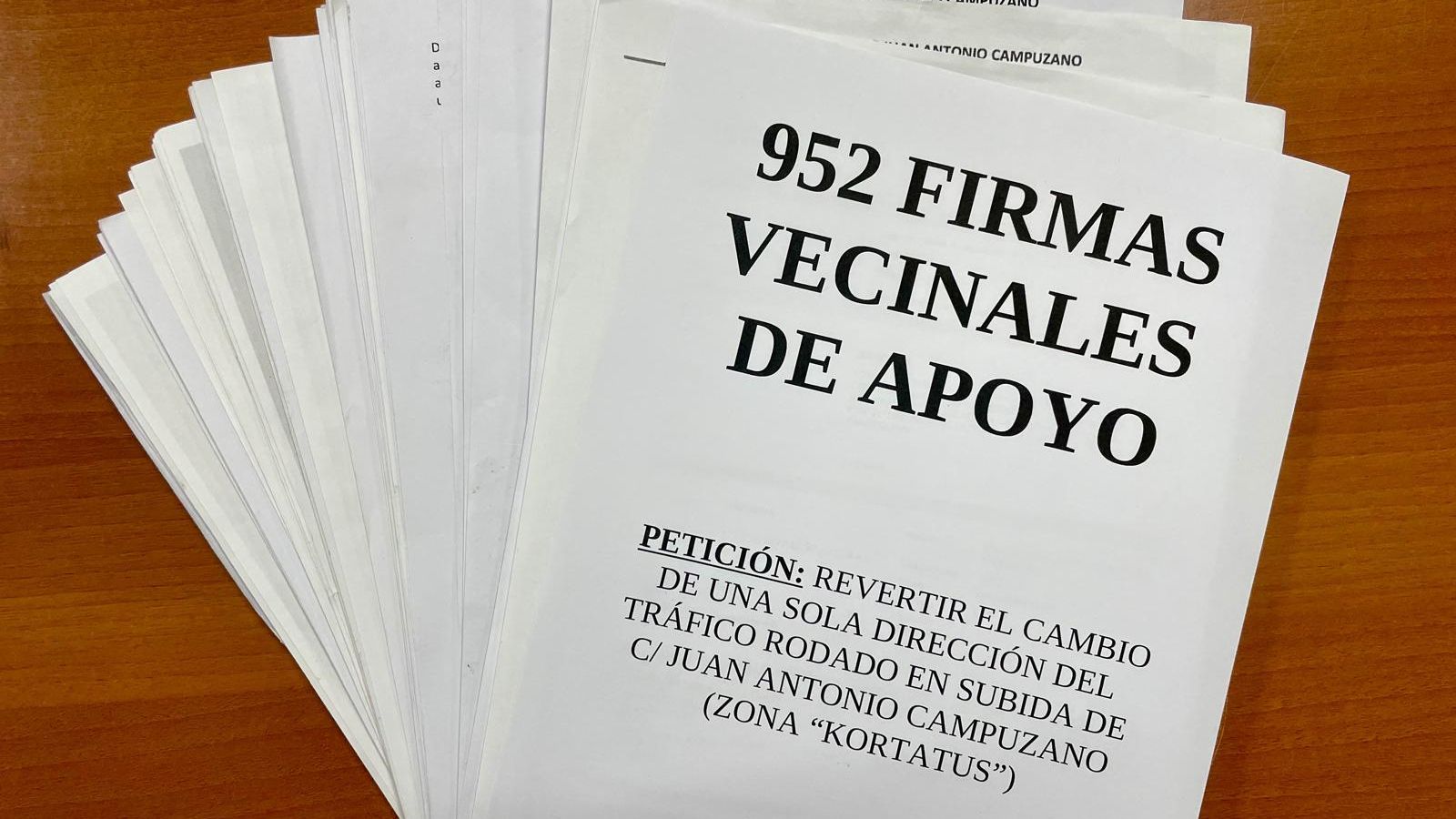 Firmas que los vecinos han entregado en el Registro General del Ayuntamiento