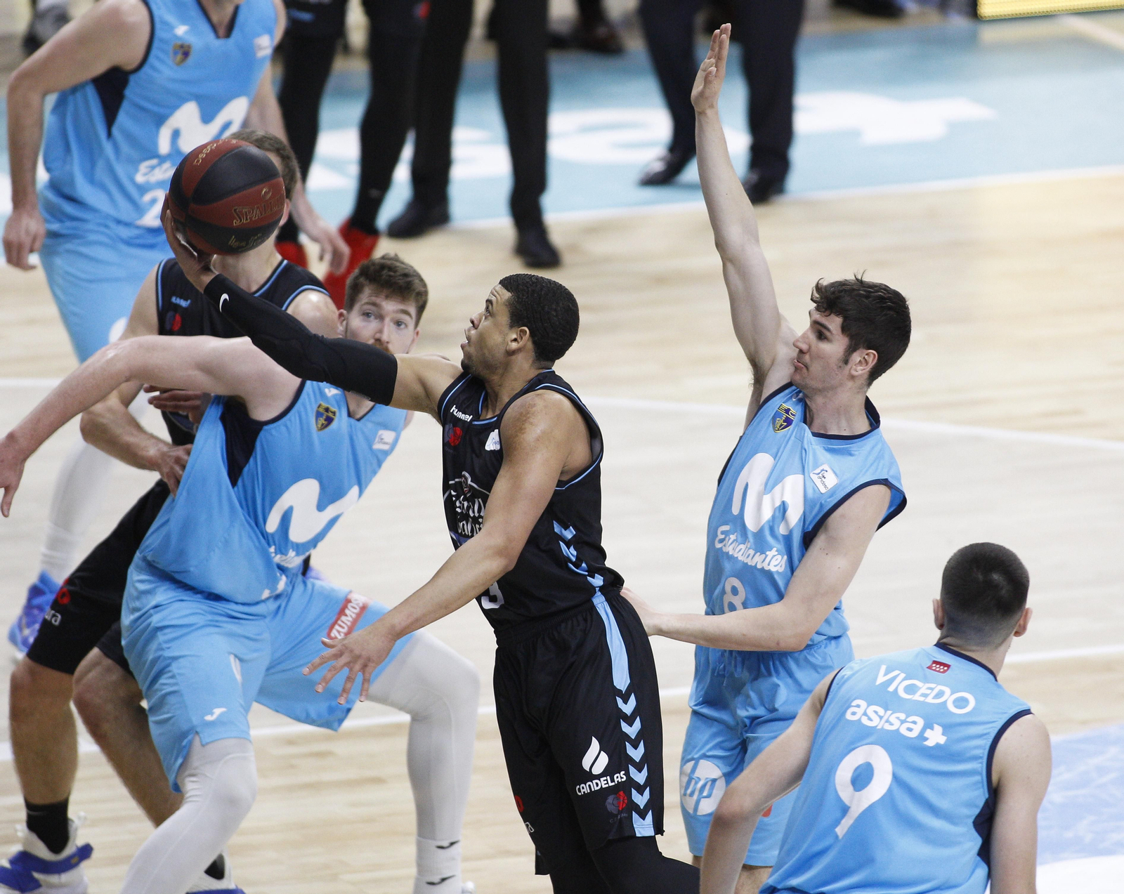 Ray McCallum busca anotar en el choque frente al Movistar Estudiantes.