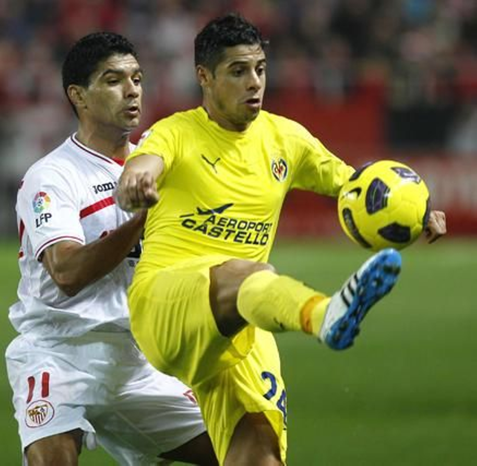 El Sevilla celebra la vuelta de Sergio Sánchez a los terrenos de juego con el pase a las semifinales de Copa del Rey ante el Villarreal (3-0). / Antonio Pizarro