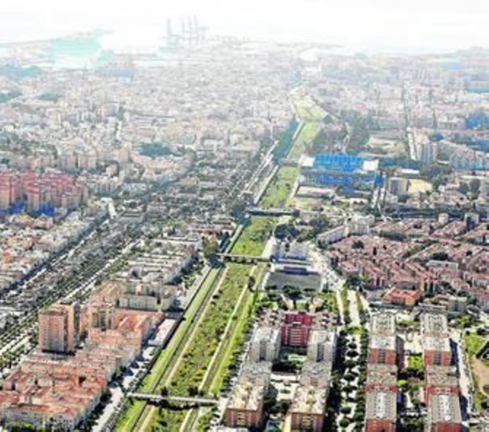 Vista aérea del cauce del Guadalmedina, a su paso por la ciudad.