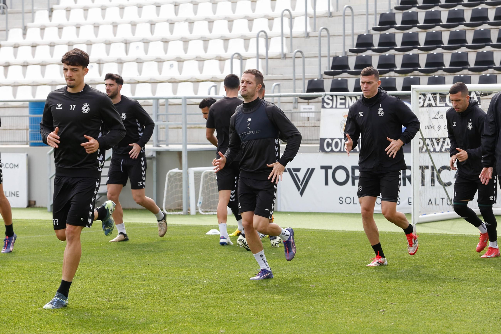 Las fotos del relevo en el banquillo de la Balona