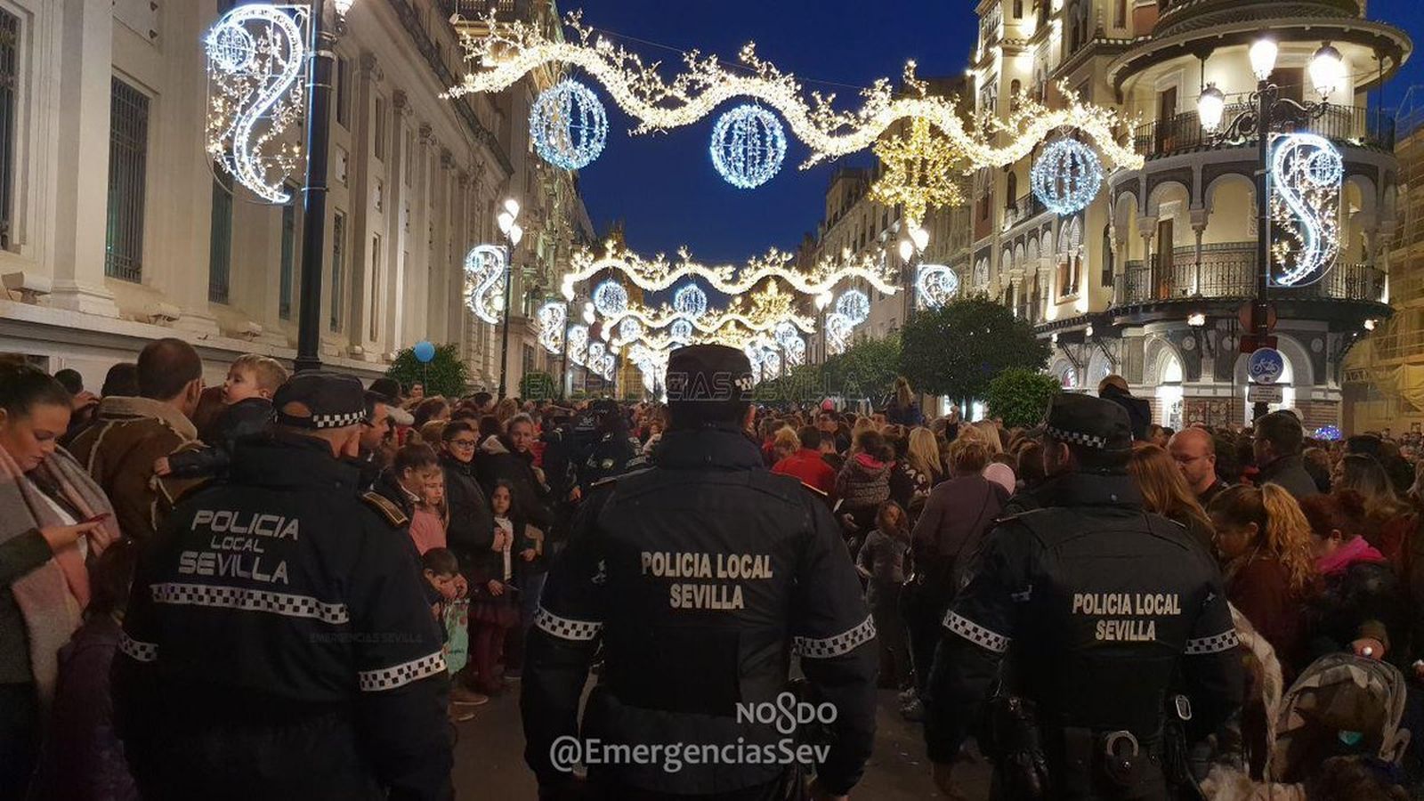 Policías controlan el paso del Heraldo.