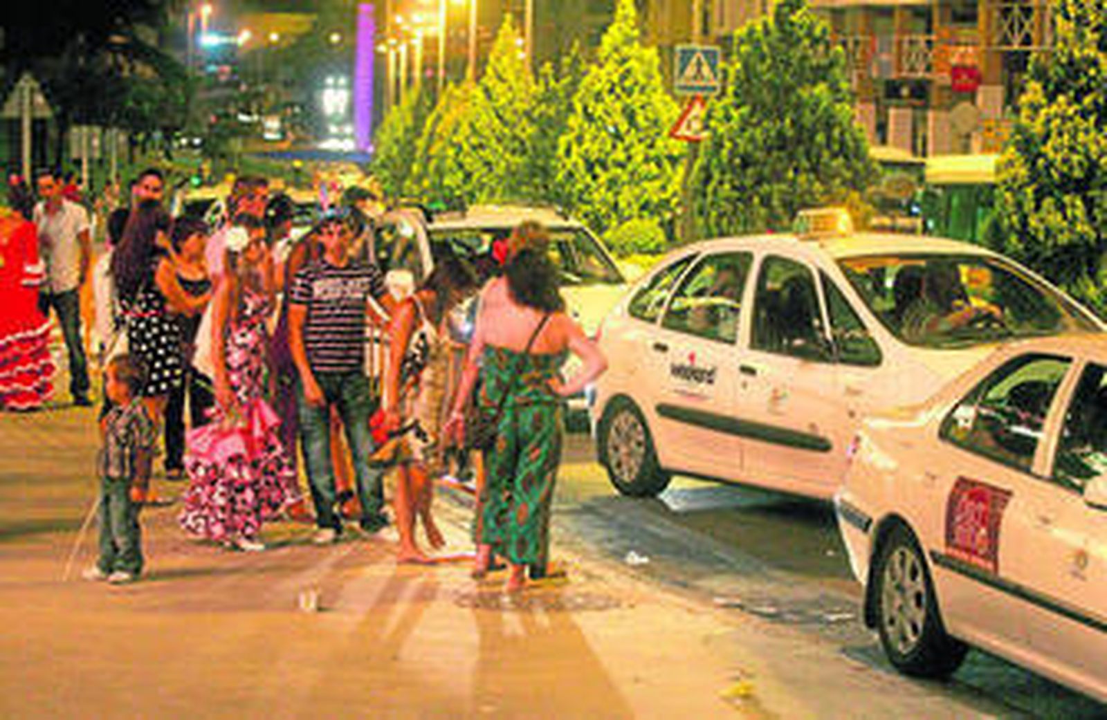 Usuarios esperando su turno para acceder a un taxi en la parada próxima a la calle Abanicos.