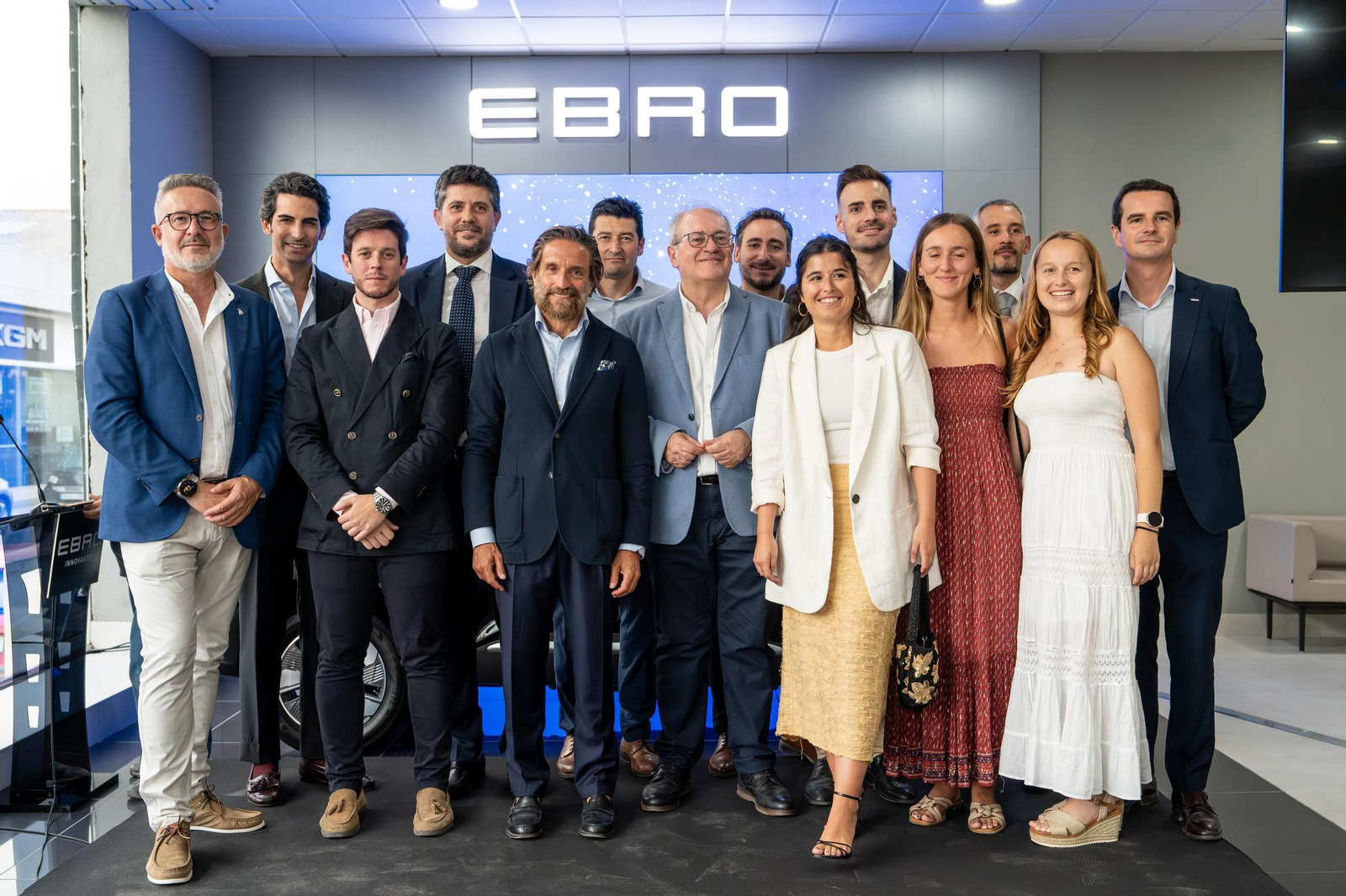 Fotografía de familia con las autoridades del evento y los directivos de la empresa de automoción.