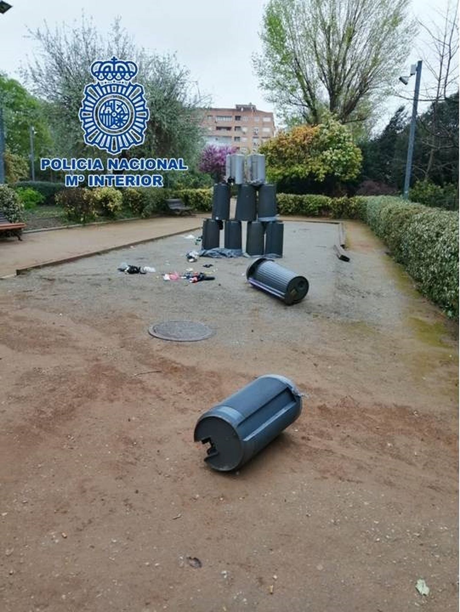 El mobiliario urbano destrozado