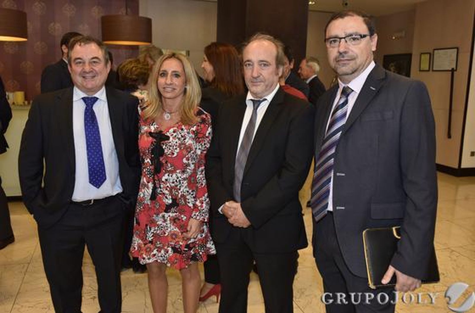 Javier Martínez, gerente nacional de Acceso al Mercado de Biogen; Beatriz Perales; José Manuel Aranda, gerente del Servicio Andaluz de Salud, y Francisco Cenicero, director territorial de Andalucía de Biogen. / Reportaje gráfico: Juan Carlos Vázquez y Victoria Hidalgo