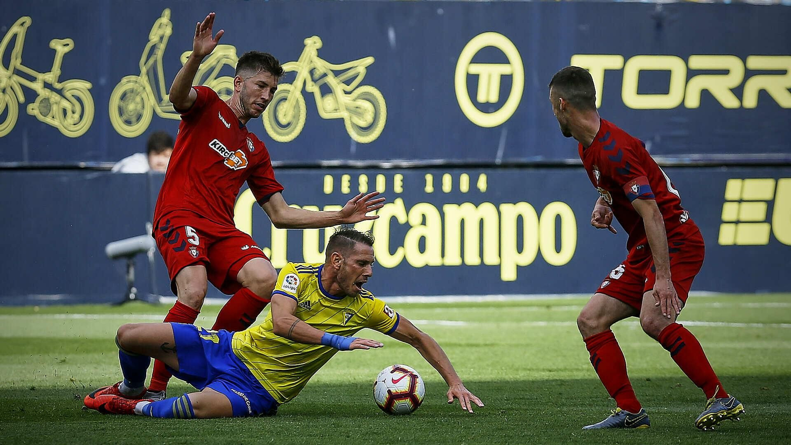 Partido de fútbol entre  Cádiz C.F. y C.A. Osasuna