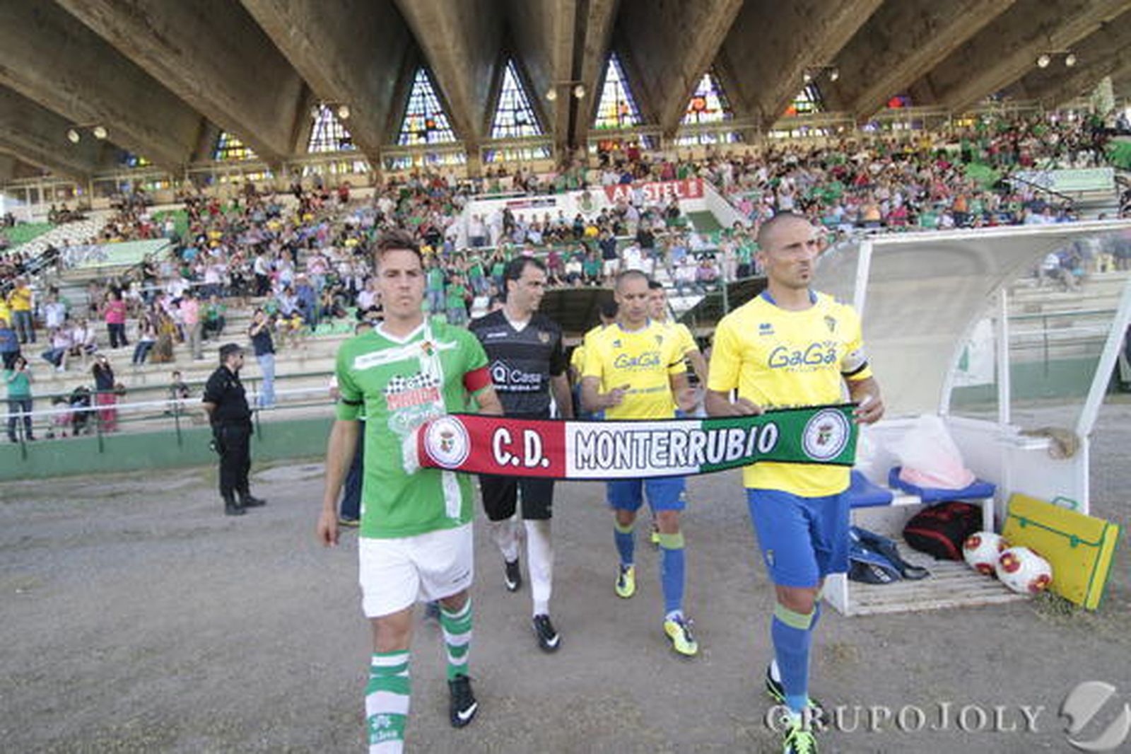 Los jugadores de ambos conjuntos mostraron su solidaridad con la localidad extremeña de Monterrubio tras la tragedia en la que perdieron la vida cinco menores.   Foto: LOF