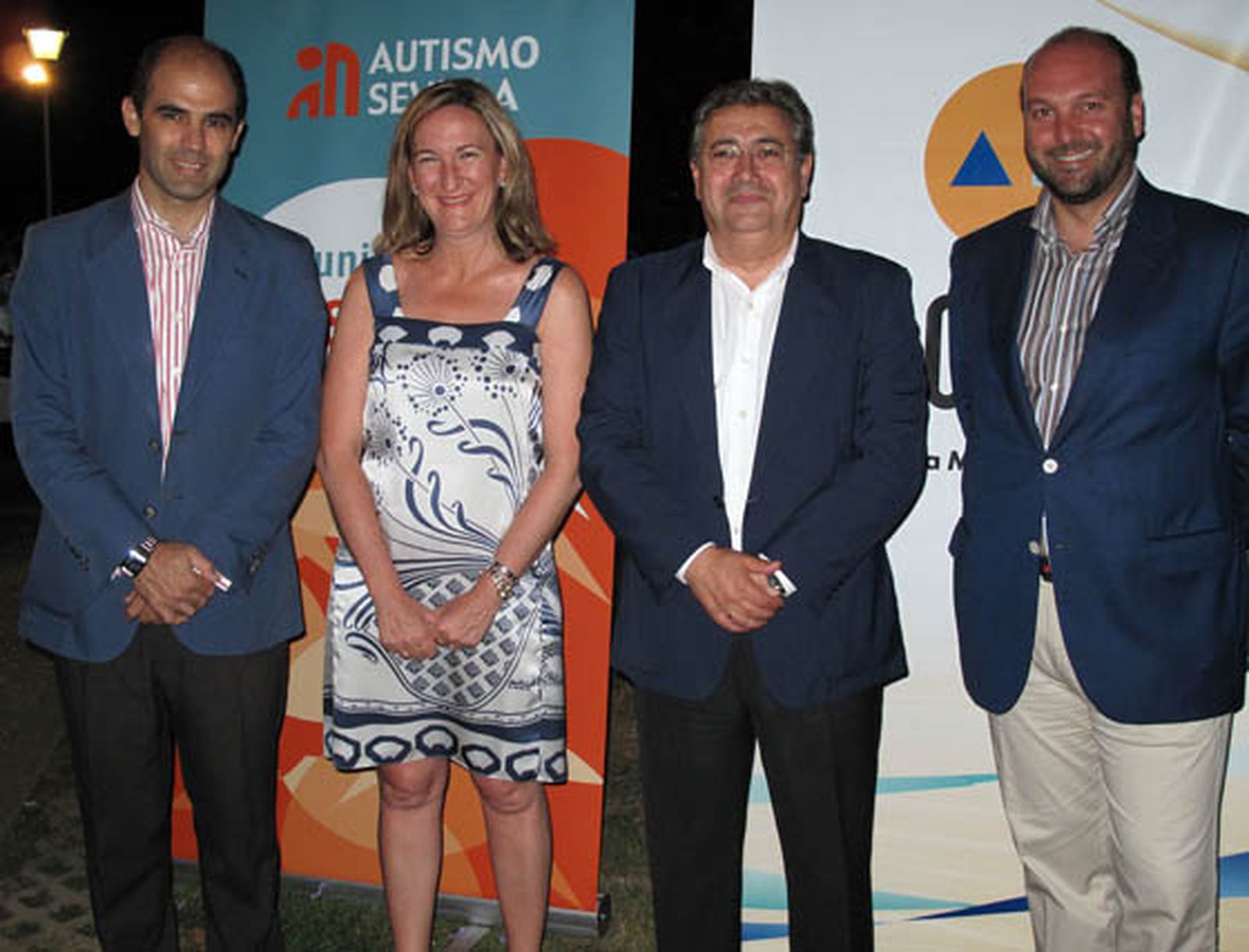 Los concejales del PP del ayuntamiento de Sevilla Vicente Flores Alés, María del Mar Sánchez Estrella y Curro Pérez, con Juan Ignacio Zoido, portavoz municipal del PP.

Foto: Victoria Ramírez