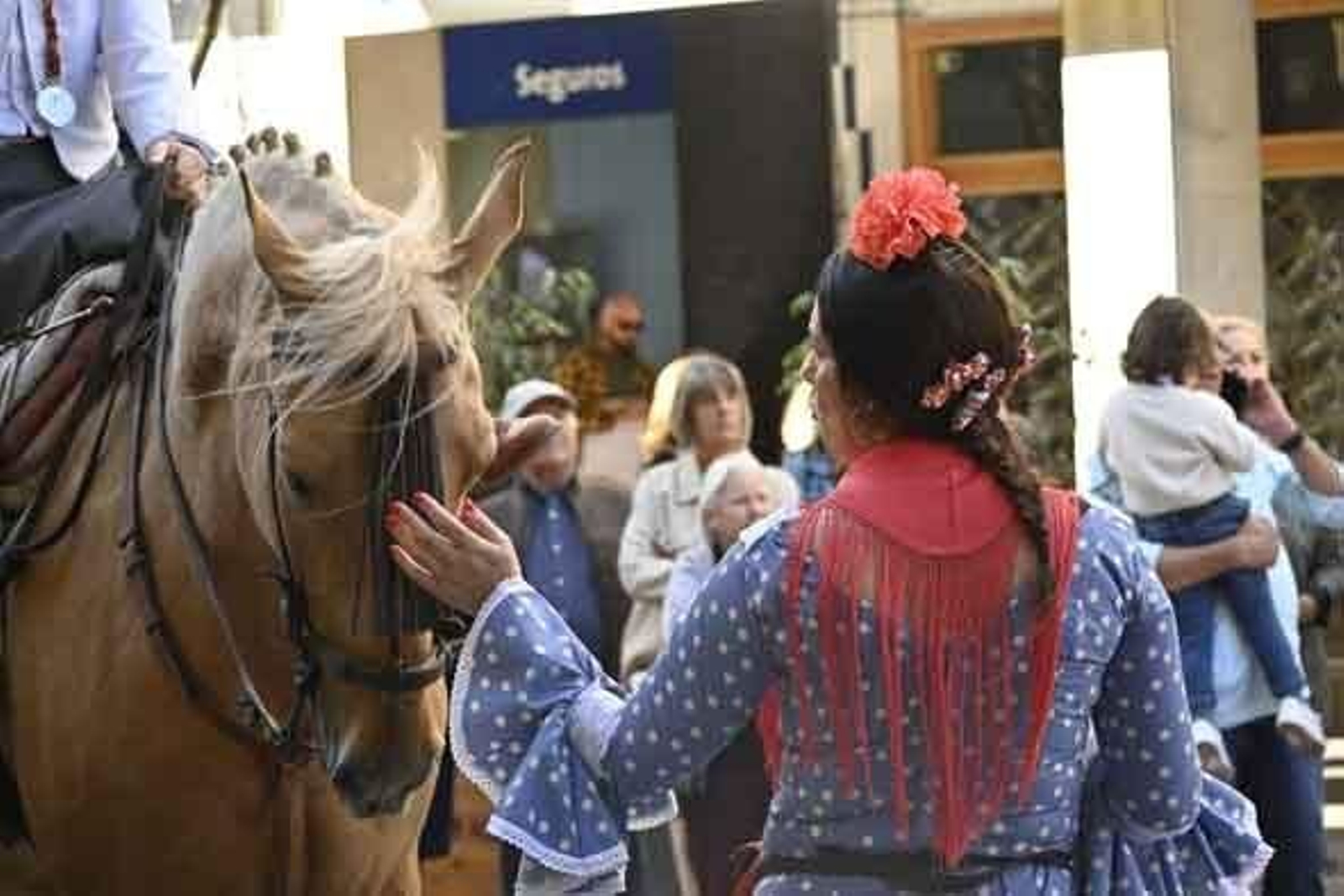 Las mejores imágenes de los peregrinos en la salida de Emigrantes