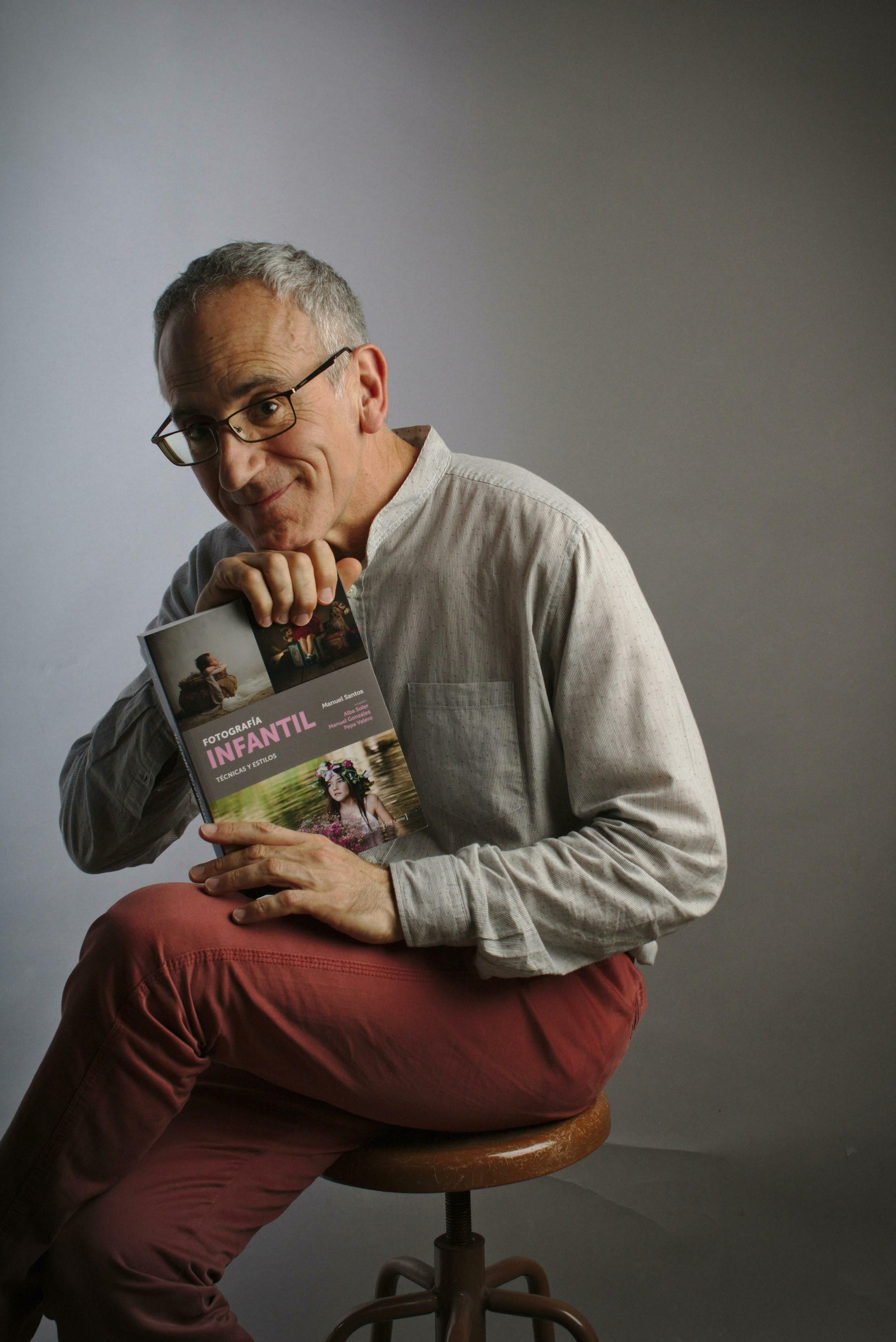 Manuel Santos con su libro 'Fotografía Infantil. Técnicas y Estilos' (FotoRuta).