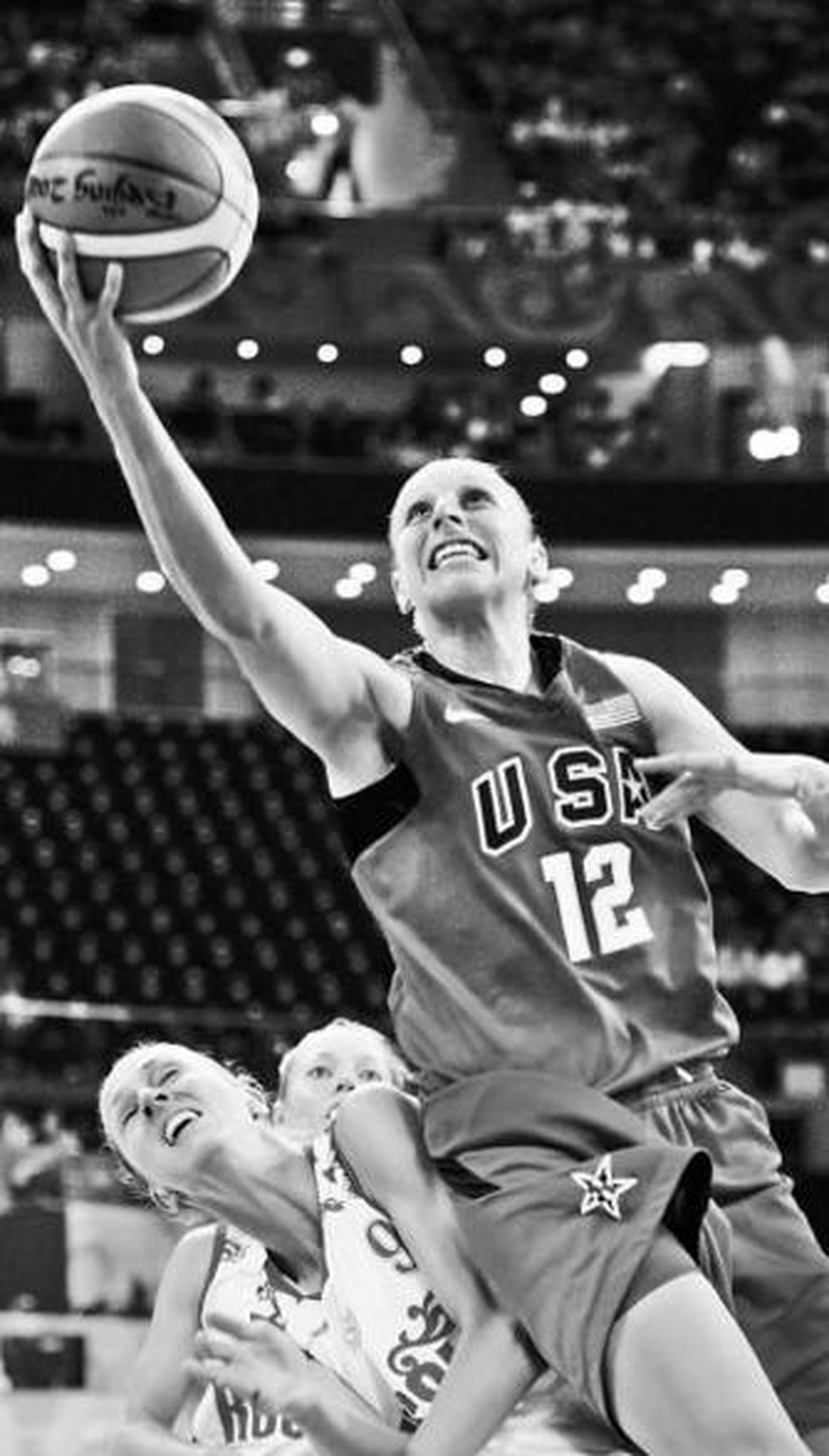 Taurasi se eleva por encima de la rusa Shchegoleva.