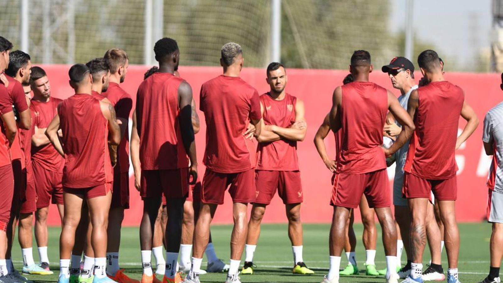 La charla de Julen Lopetegui a sus futbolistas en el inicio de la semana de entrenamientos.