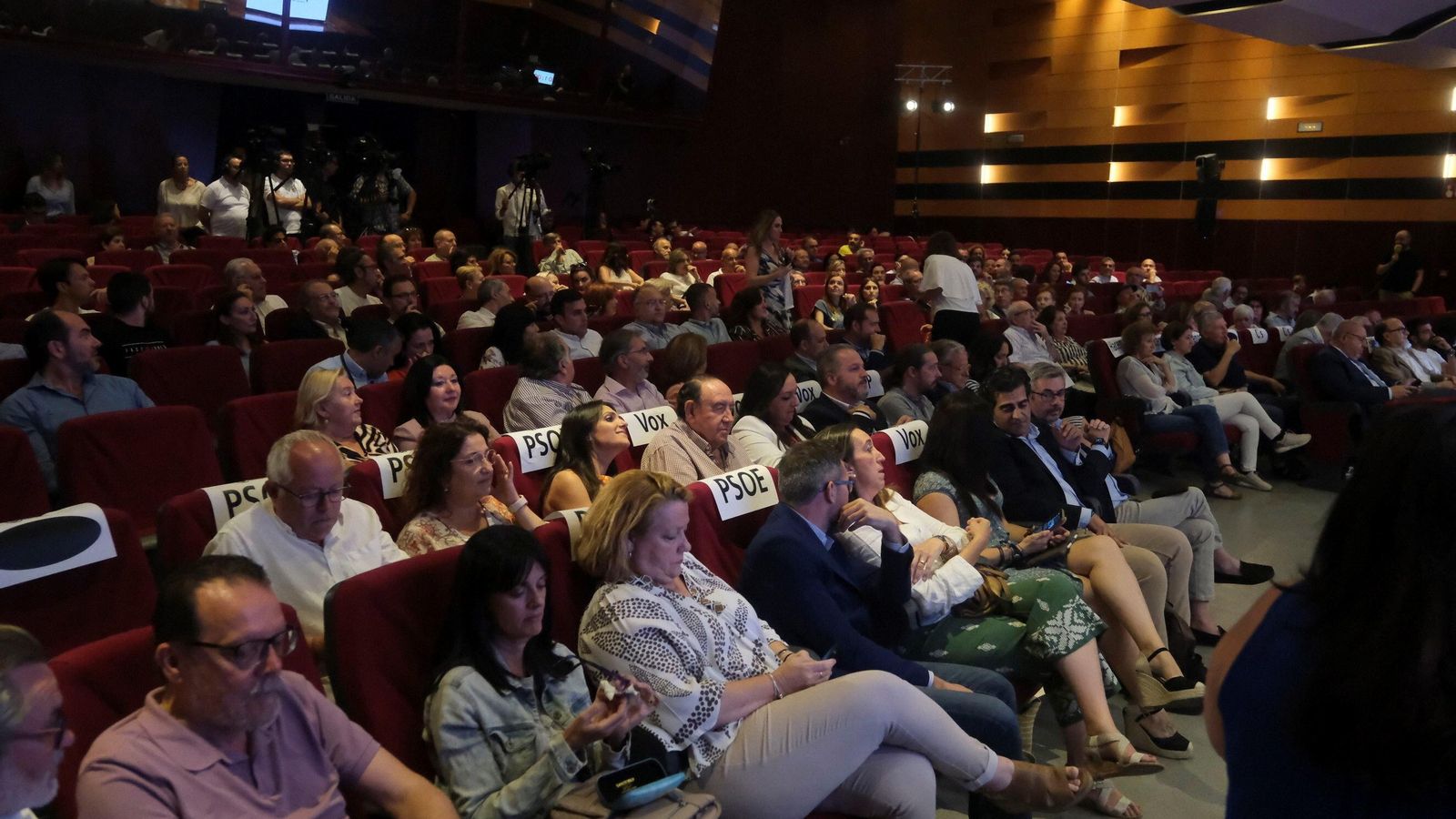 Público asistente al debate en el Rectorado de la UCO.