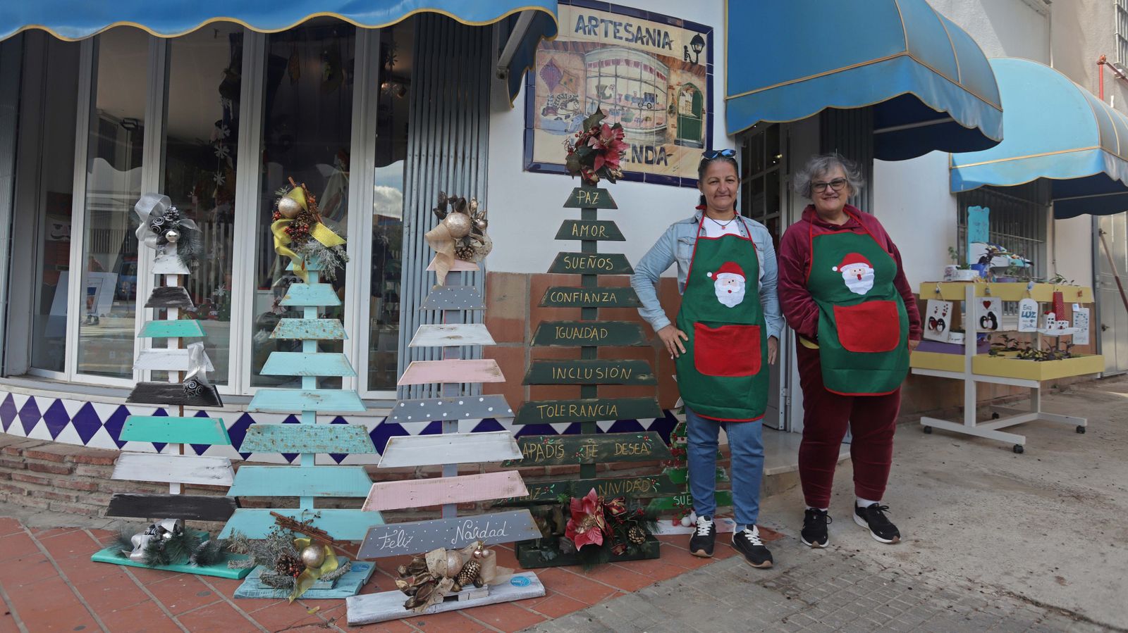 Venta de productos navideños solidarios de Apadis en Algeciras