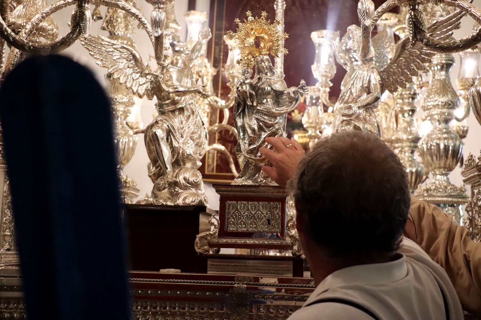 Visita guiada de la ONCE a la Hermandad de Emigrantes de Huelva, en imágenes