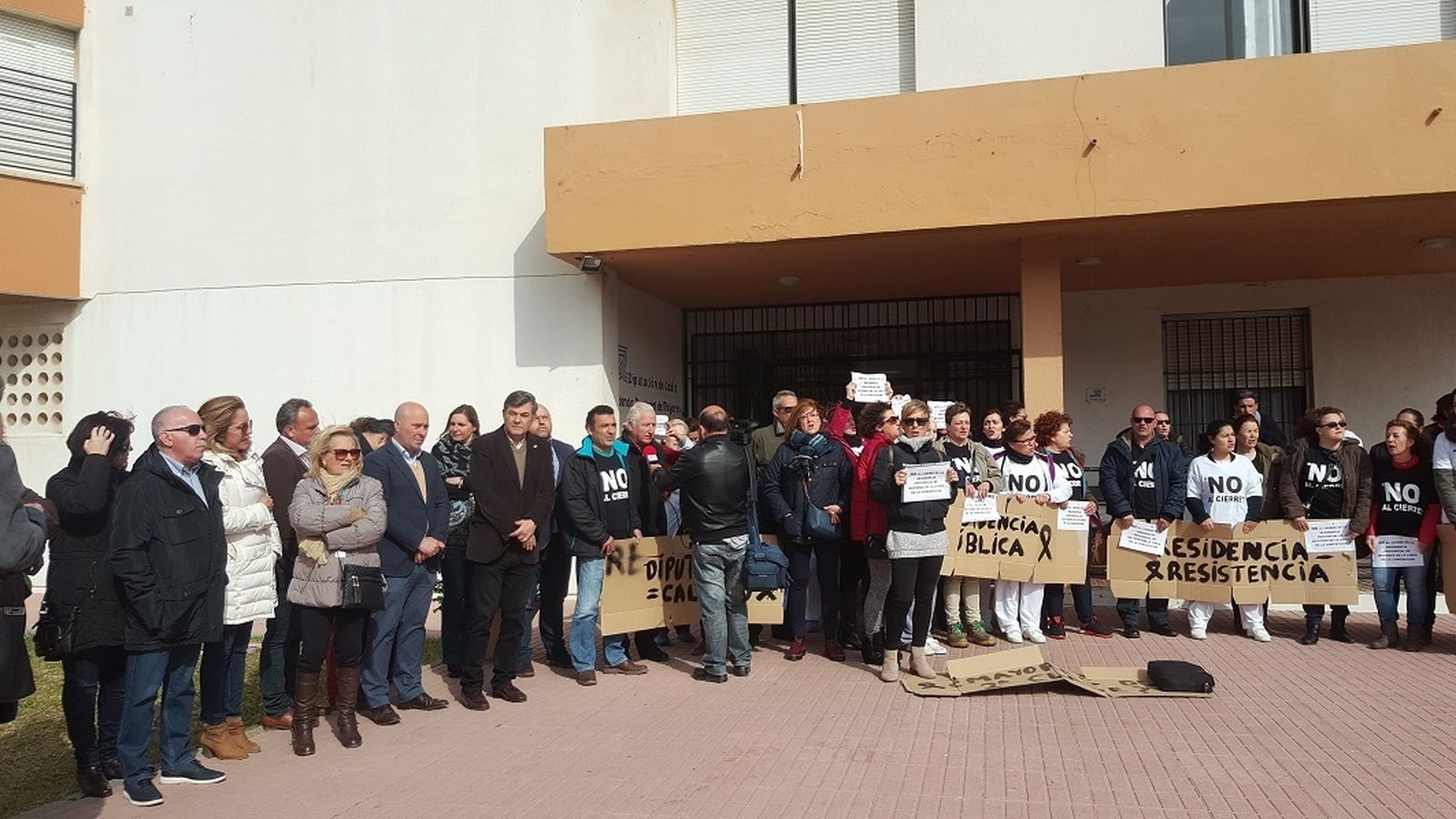 La concentración que tuvo lugar ayer en el exterior de la residencia.