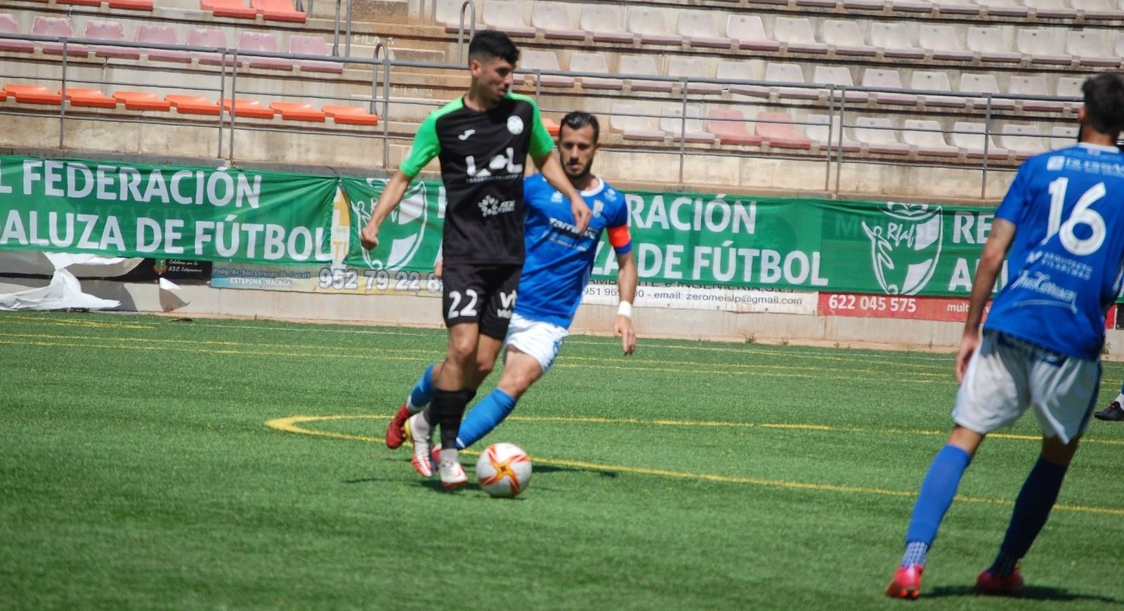 Nacho Fernández es presionado por Álex Colorado.