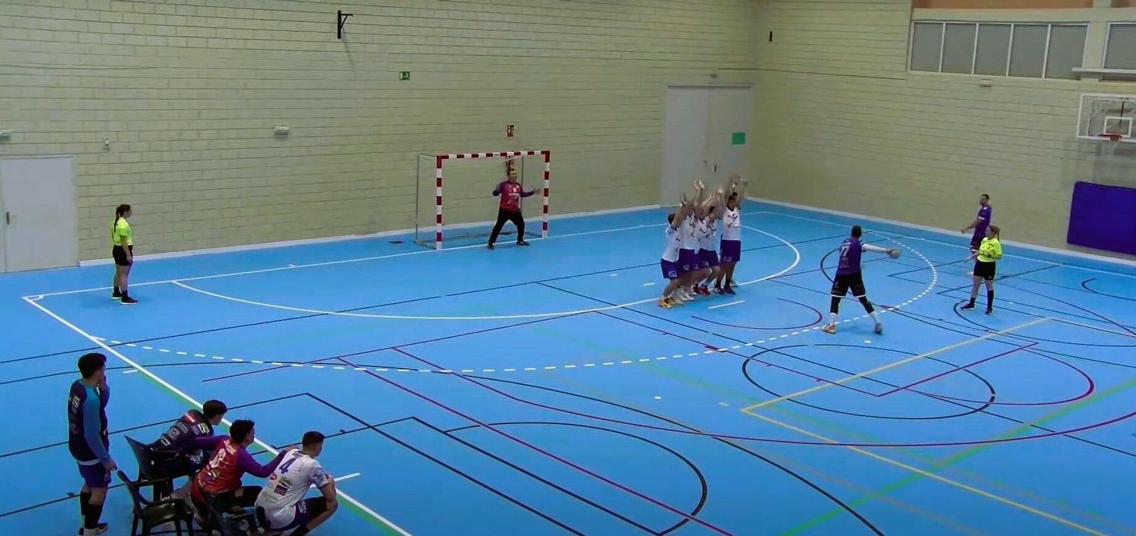 Un jugador canterano-sureño se dispone a ejecutar una falta durante una acción del encuentro.