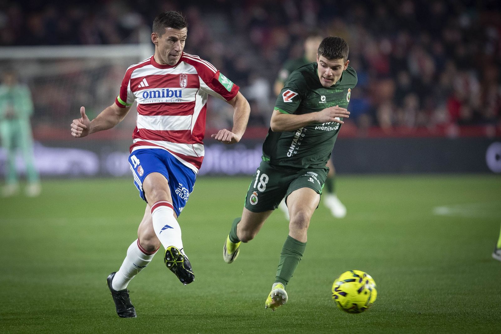 Rubén Alcaraz toca el balón en el partido ante el Racing de Santander.
