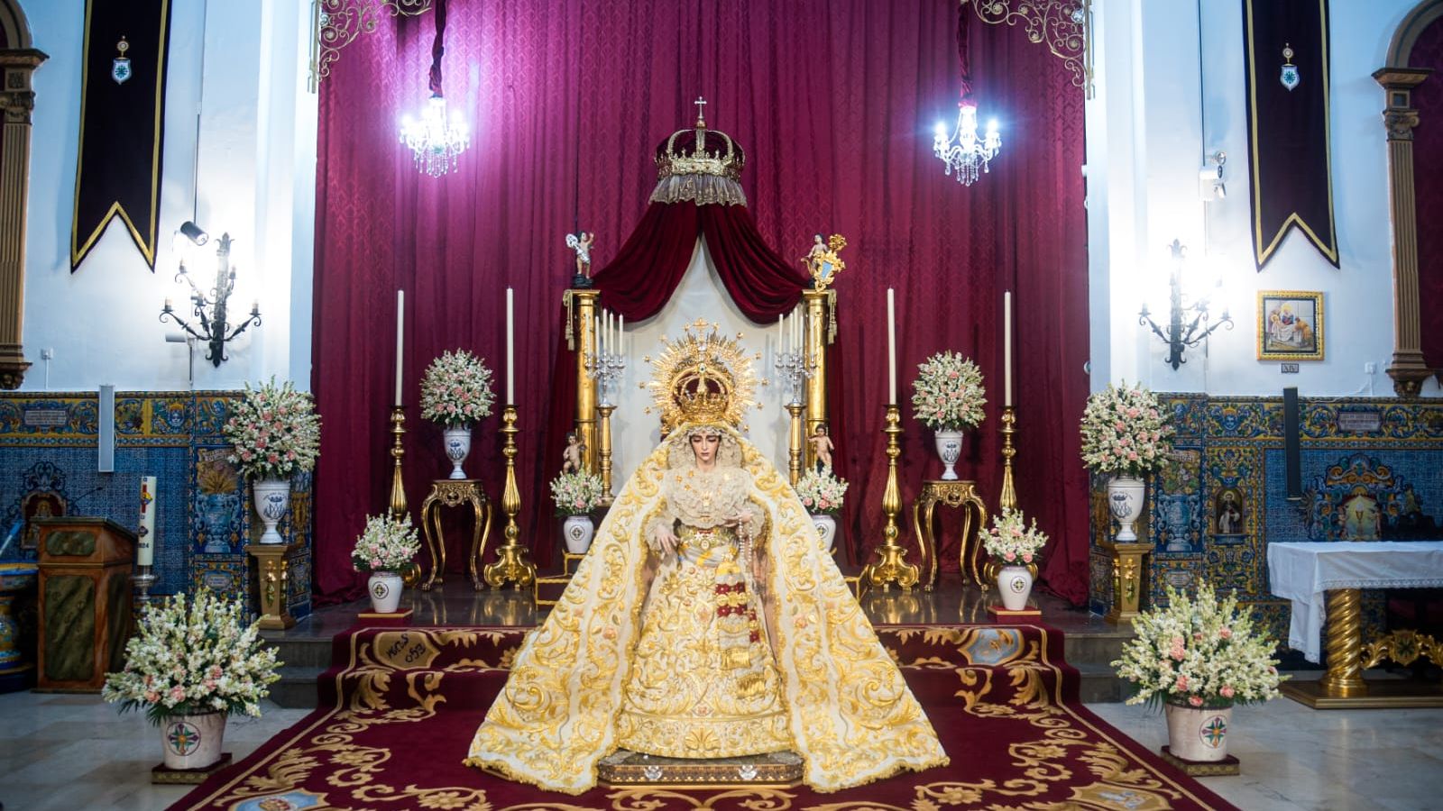 Altar de besamanos para la Virgen de la Salud