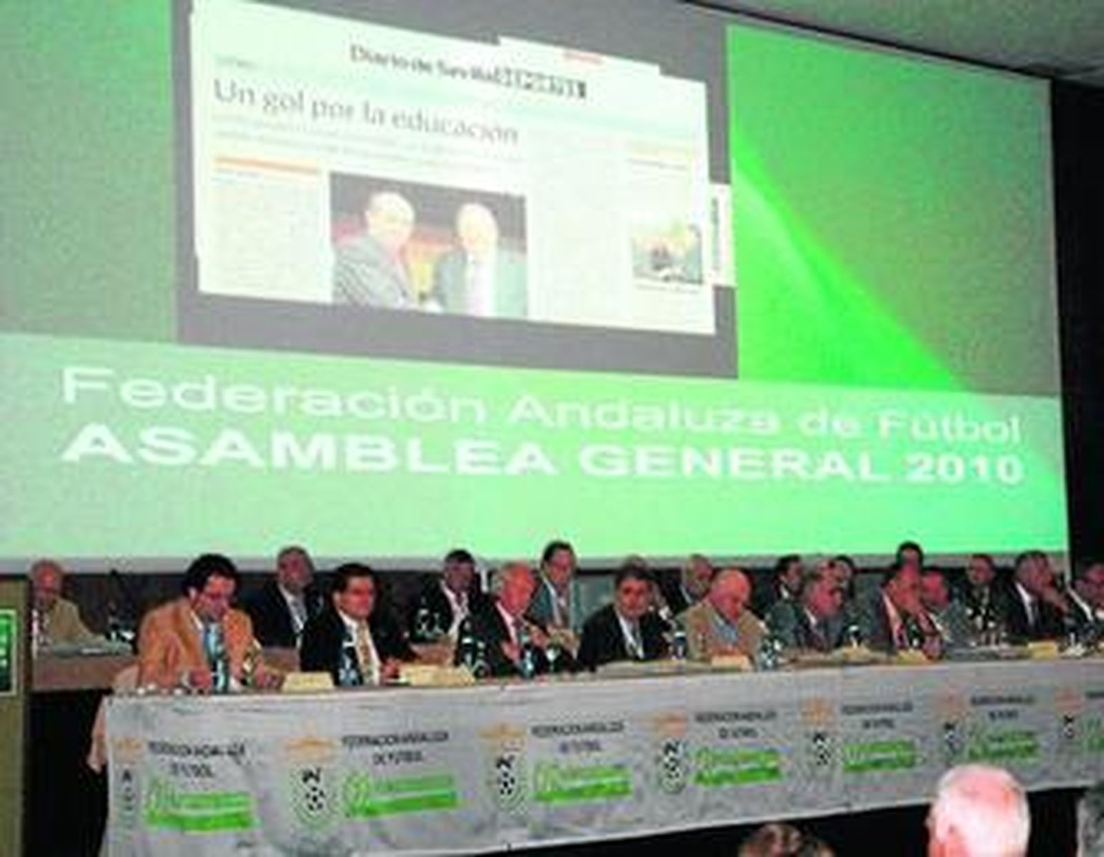 Los asambleístas, entre ellos Martín Doblado, se reunieron en el hotel Barceló Renacimiento de Sevilla.