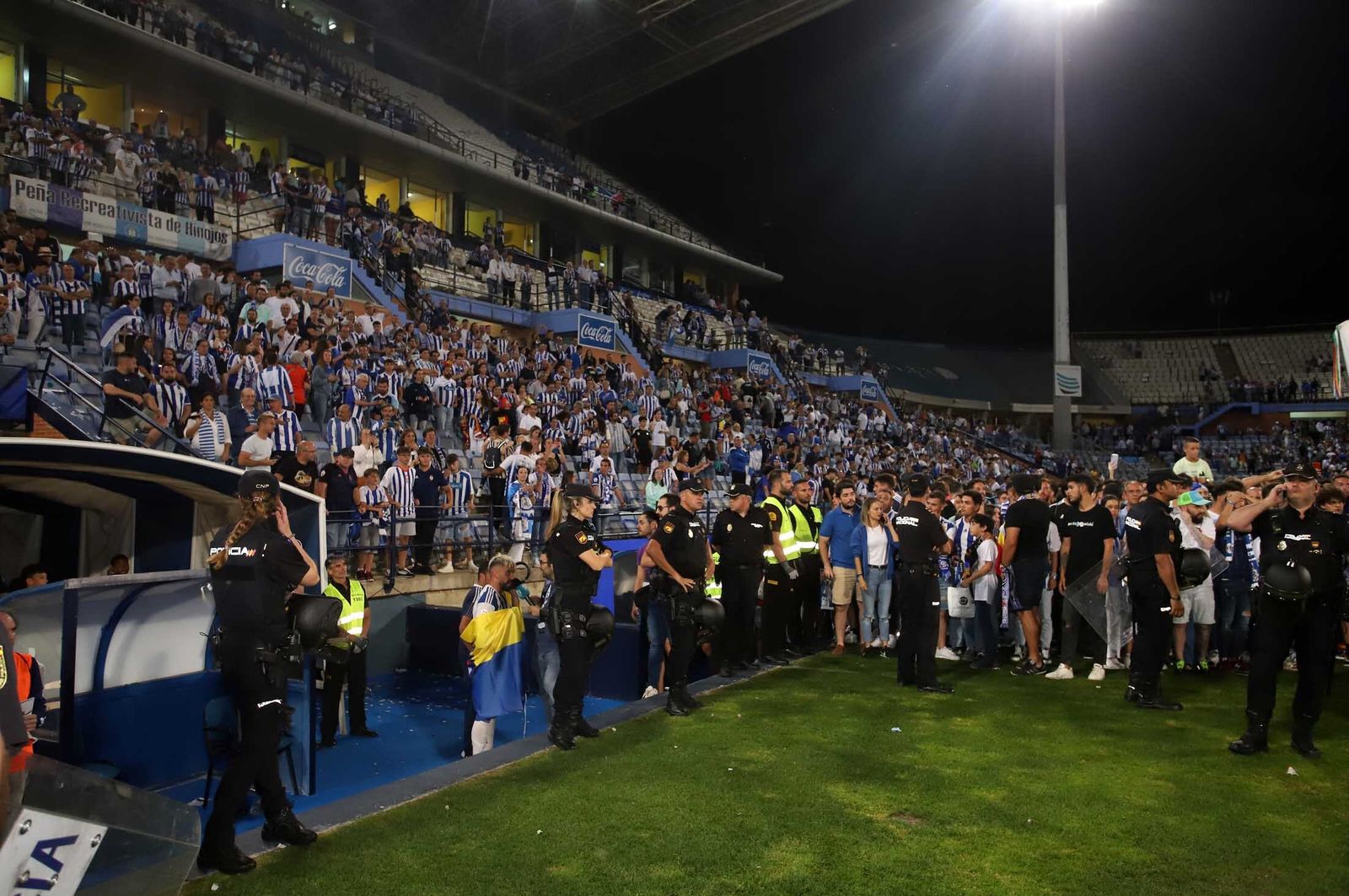 Imágenes del gran ambiente en el Nuevo Colombino en el ascenso del Recre