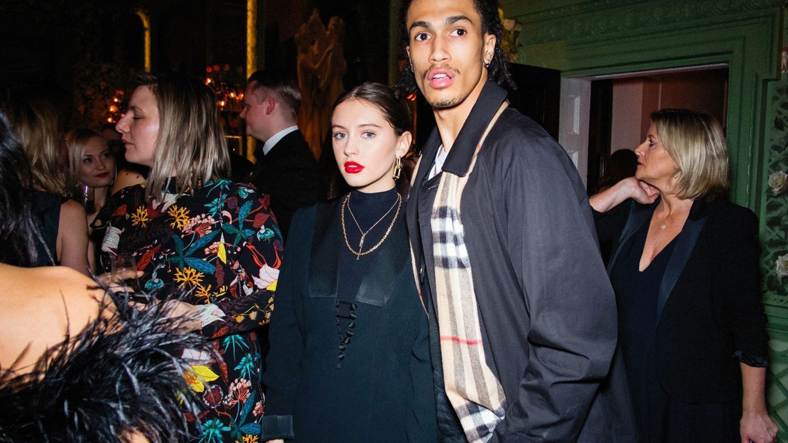 Iris, con su novio, en una fiesta de Vogue.