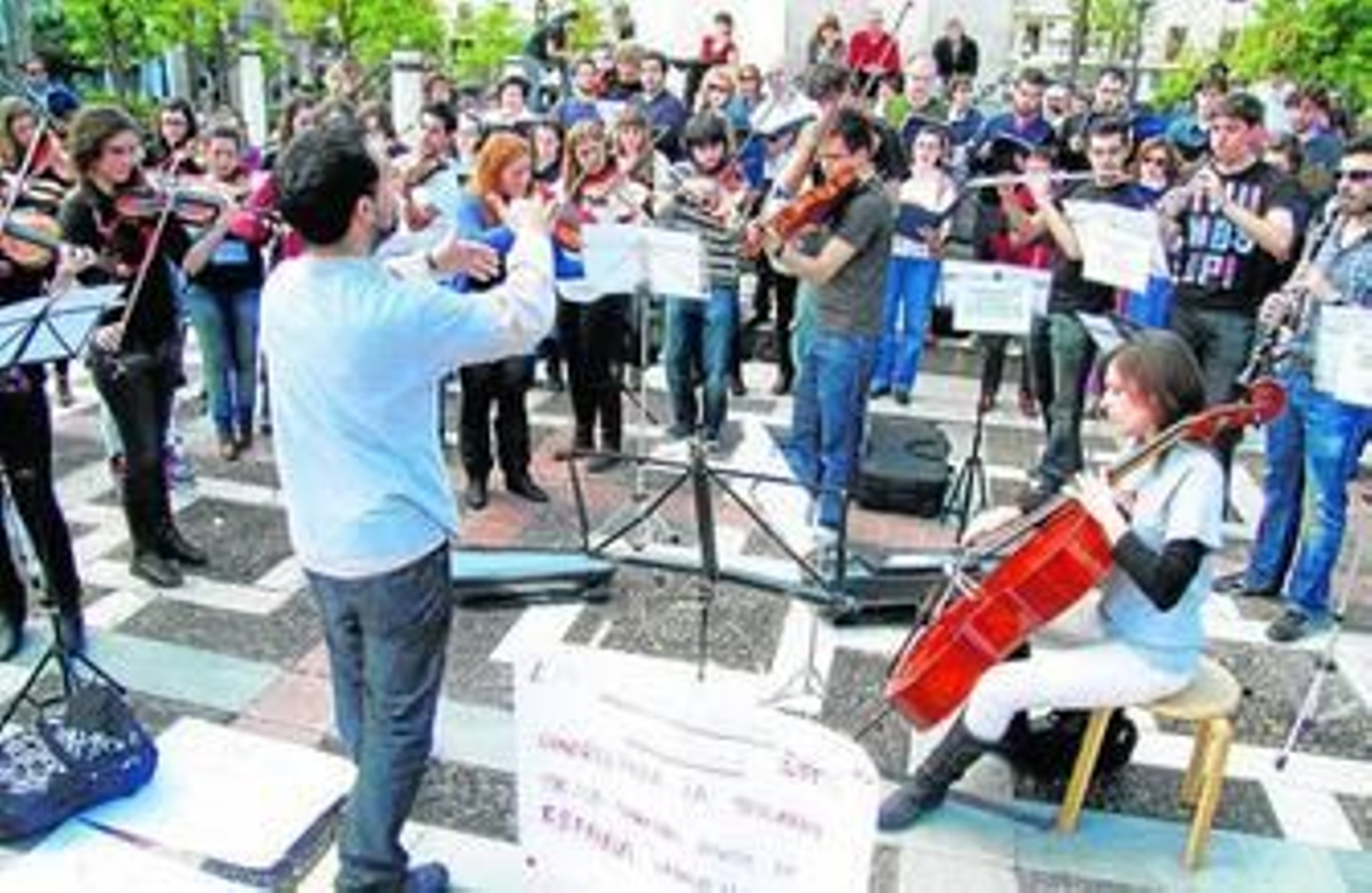 Hasta 70 jóvenes miembros de la OJA y el Joven Coro manifestaron su disconformidad con la reordenación propuesta por Plata.
