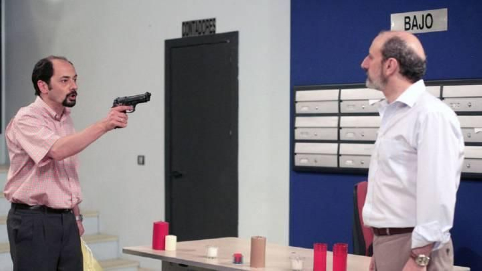 Jordi Sánchez-Antonio Recio apunta con una pistola a José Luis Gil-Enrique Pastor