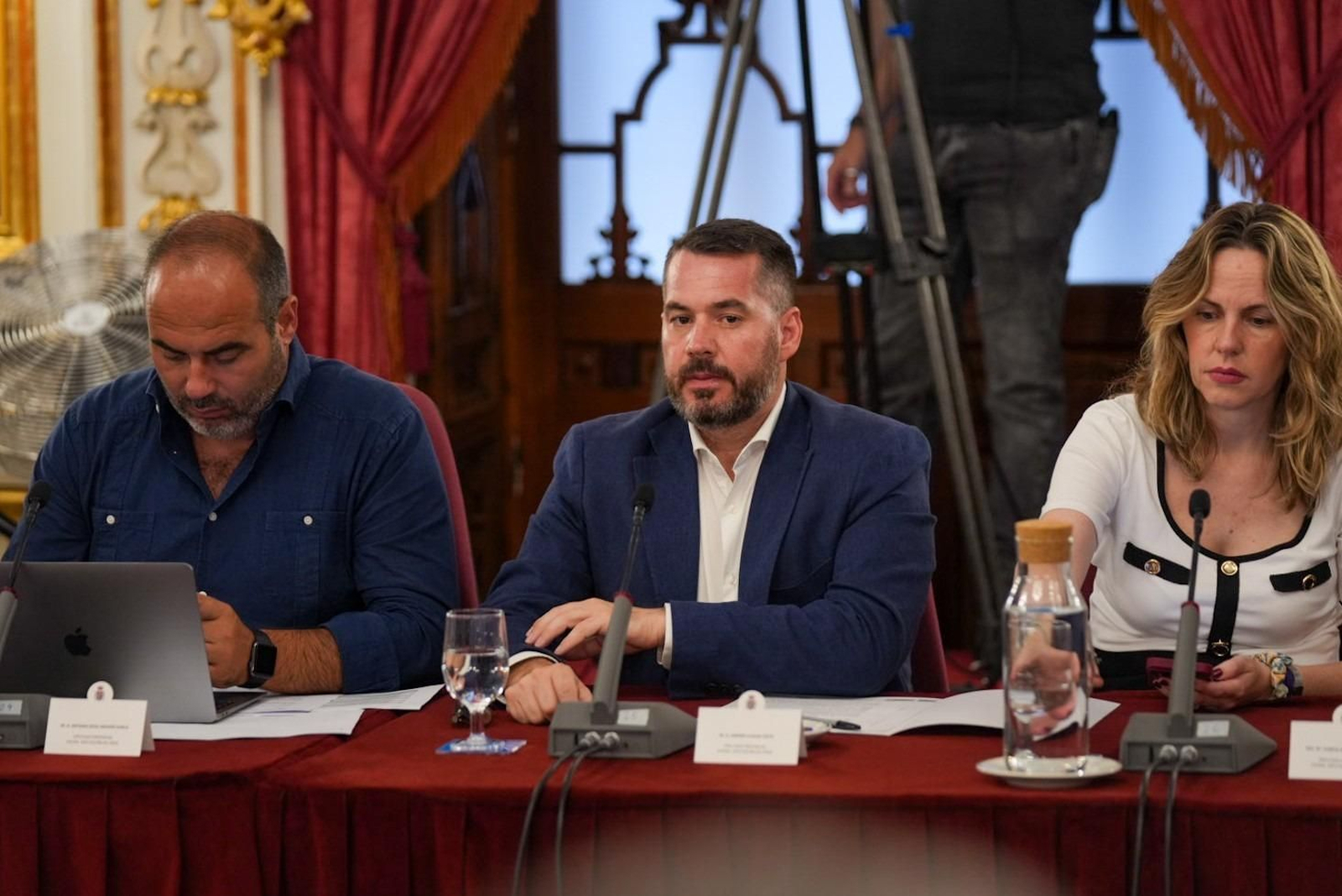 El diputado de Empleo, André Clavijo, durnate un pleno de la Diputación de Cádiz.