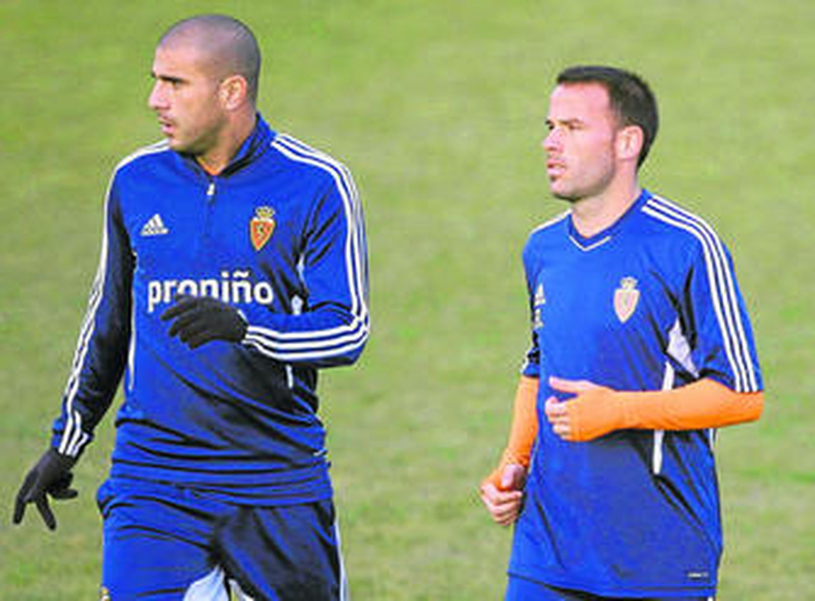 Apoño, junto a Aranda, ayer en su primer entrenamiento como jugador del Zaragoza.