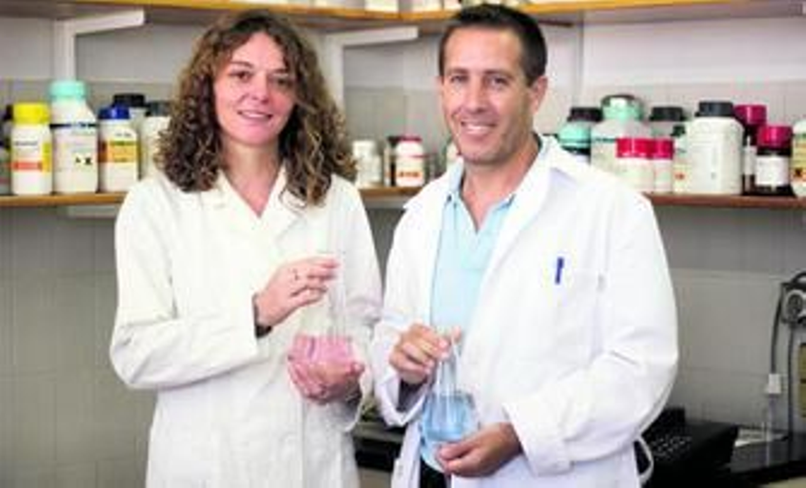 Los investigadores Paula M. Castillo y Rafael Prado, en el laboratorio de Química.