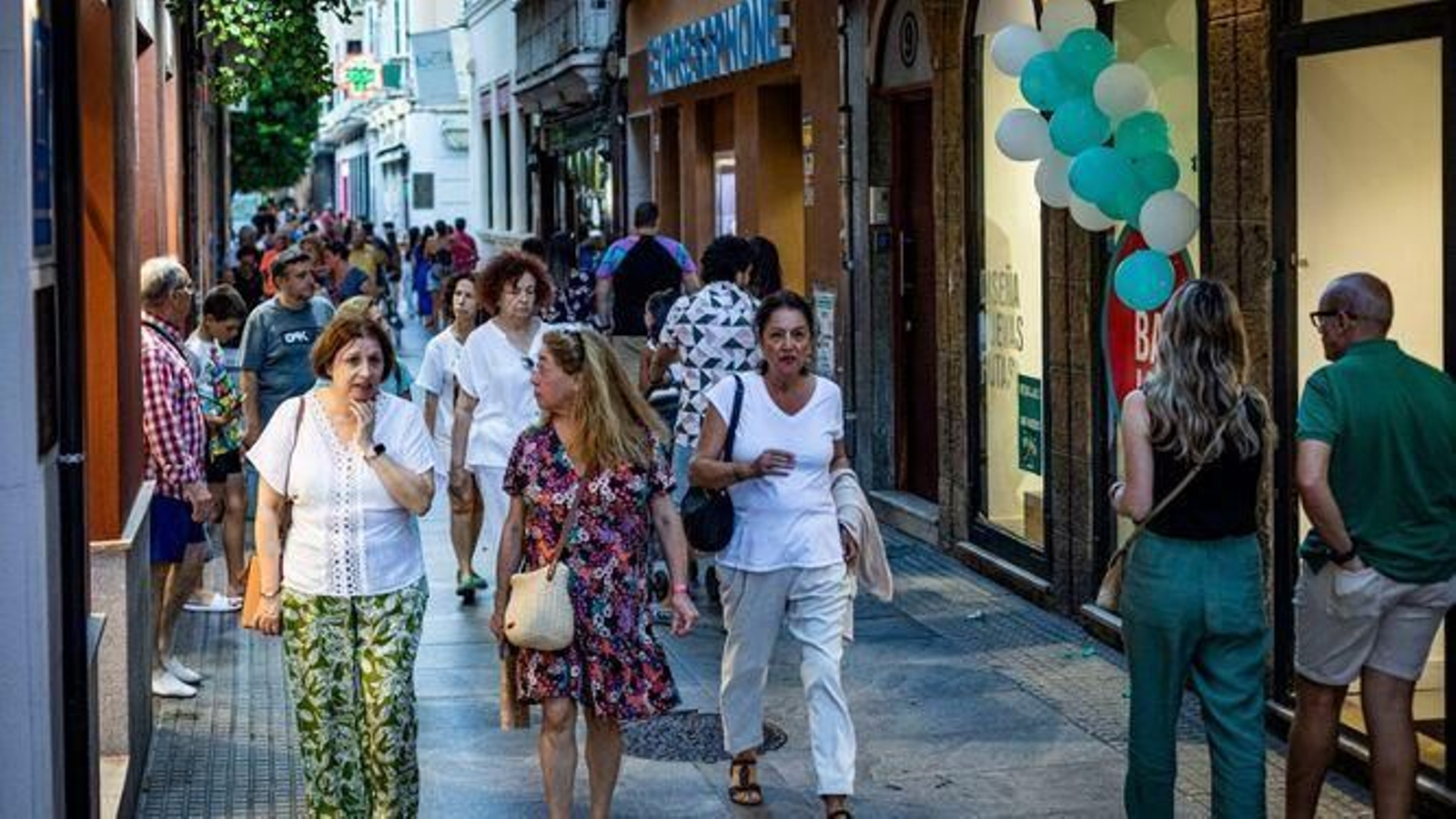 Ciudadanos pasean por el centro de la ciudad de Cádiz
