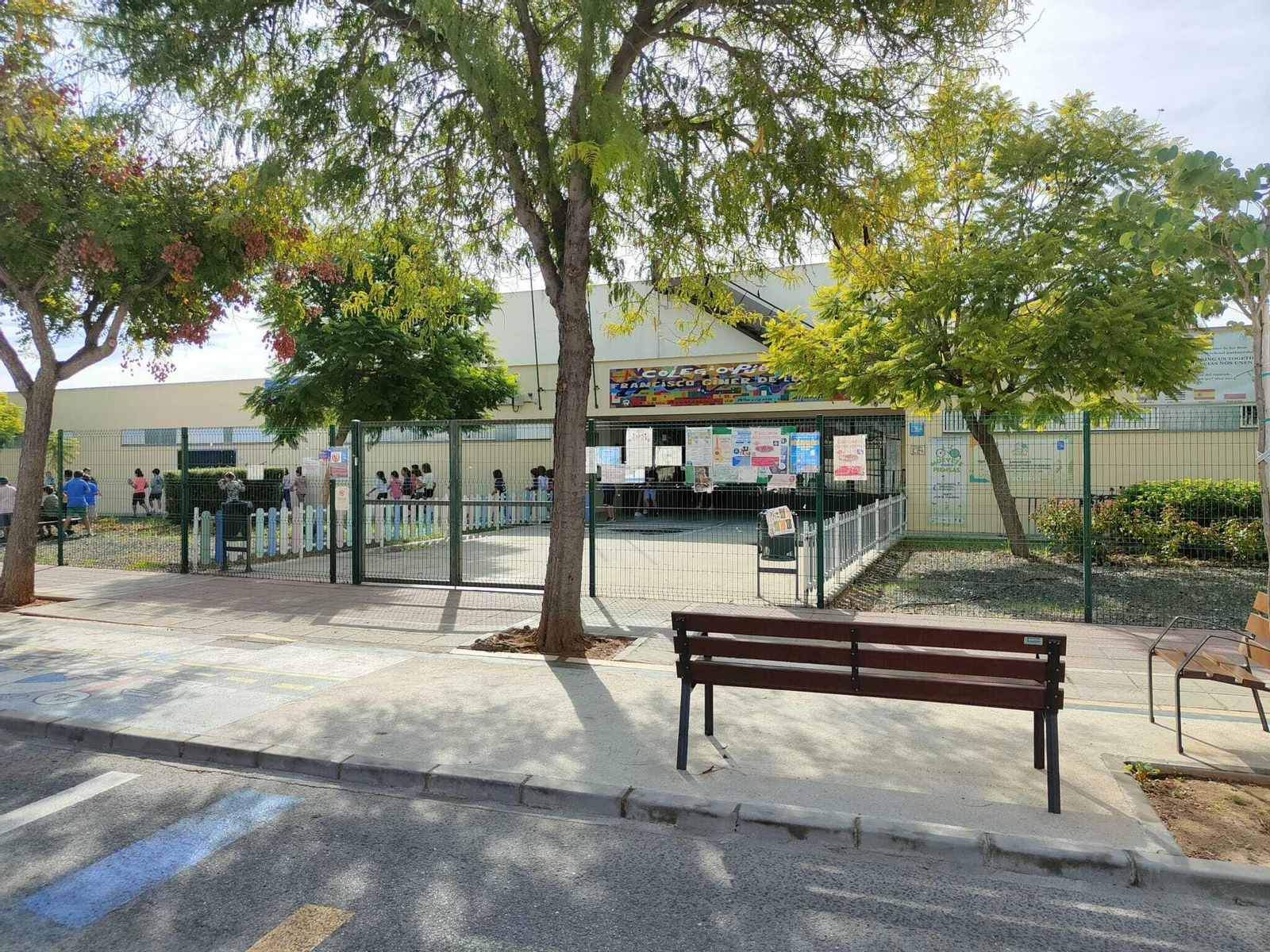 Puerta principal del CEIP Francisco Giner de los Ríos de Mairena del Aljarafe