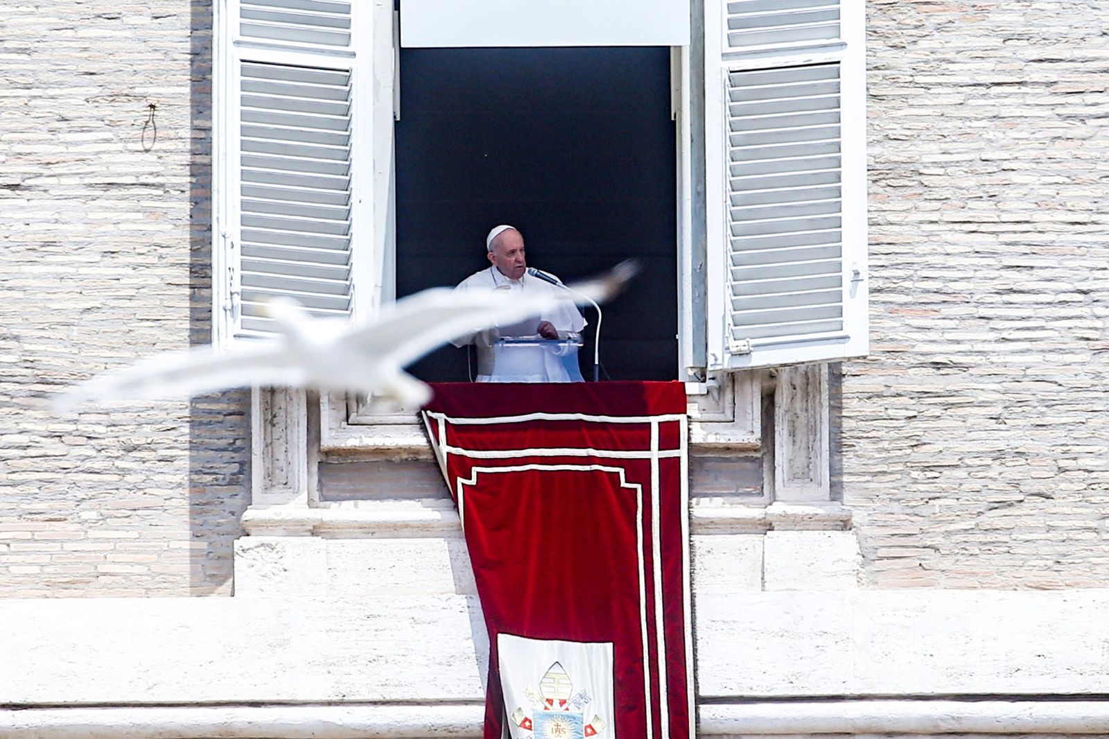 El papa Francisco, durante el rezo del Angelus desde la ventana de su estudio, en la plaza de San Pedro del Vaticano