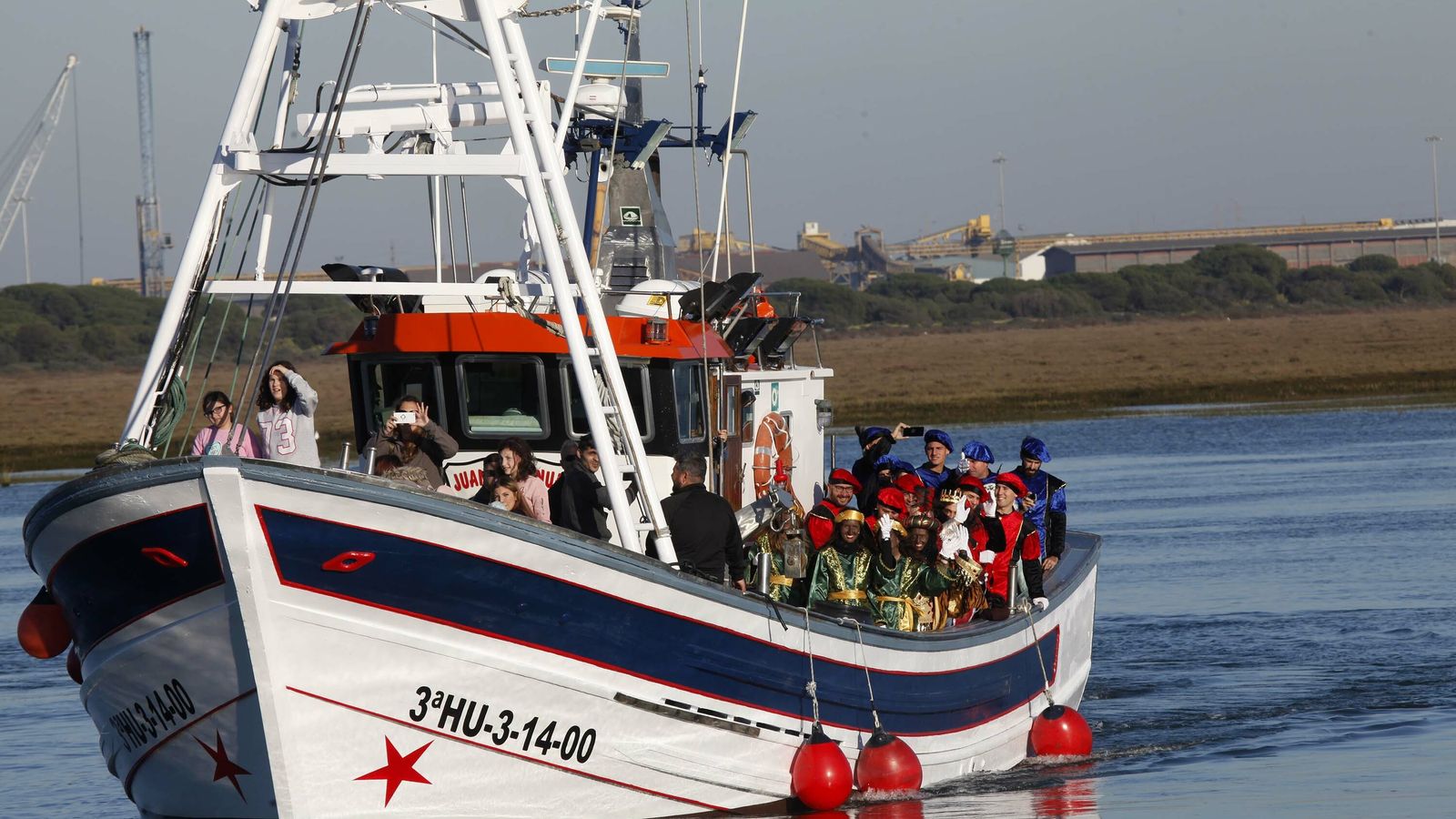 Los reyes Magos llegan a Punta Umbría en barco.