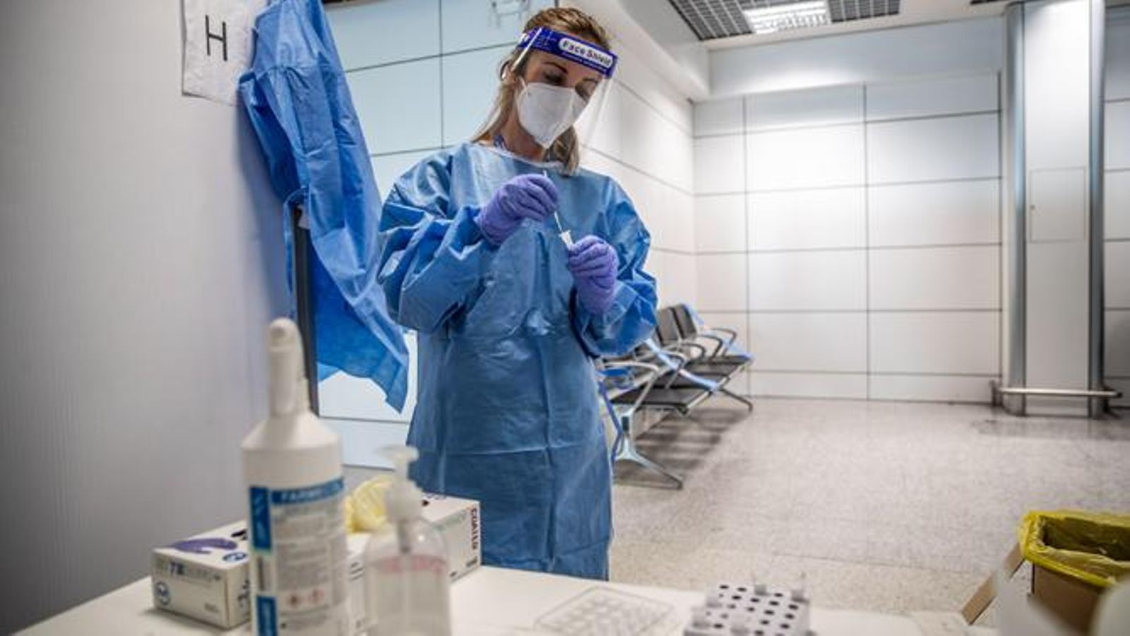 Una sanitaria realiza test rápidos en el aeropuerto romano de Fiumicino.
