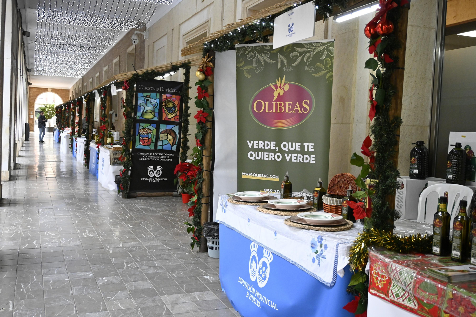 Stand de aceites en la Gran Vía de Huelva, en imágenes
