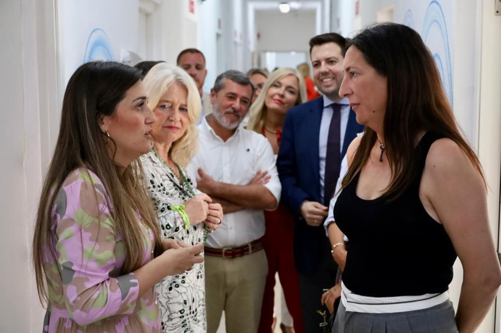 Loles López departe con la presidenta de Nuevo Hogar Betania, Begoña Arana