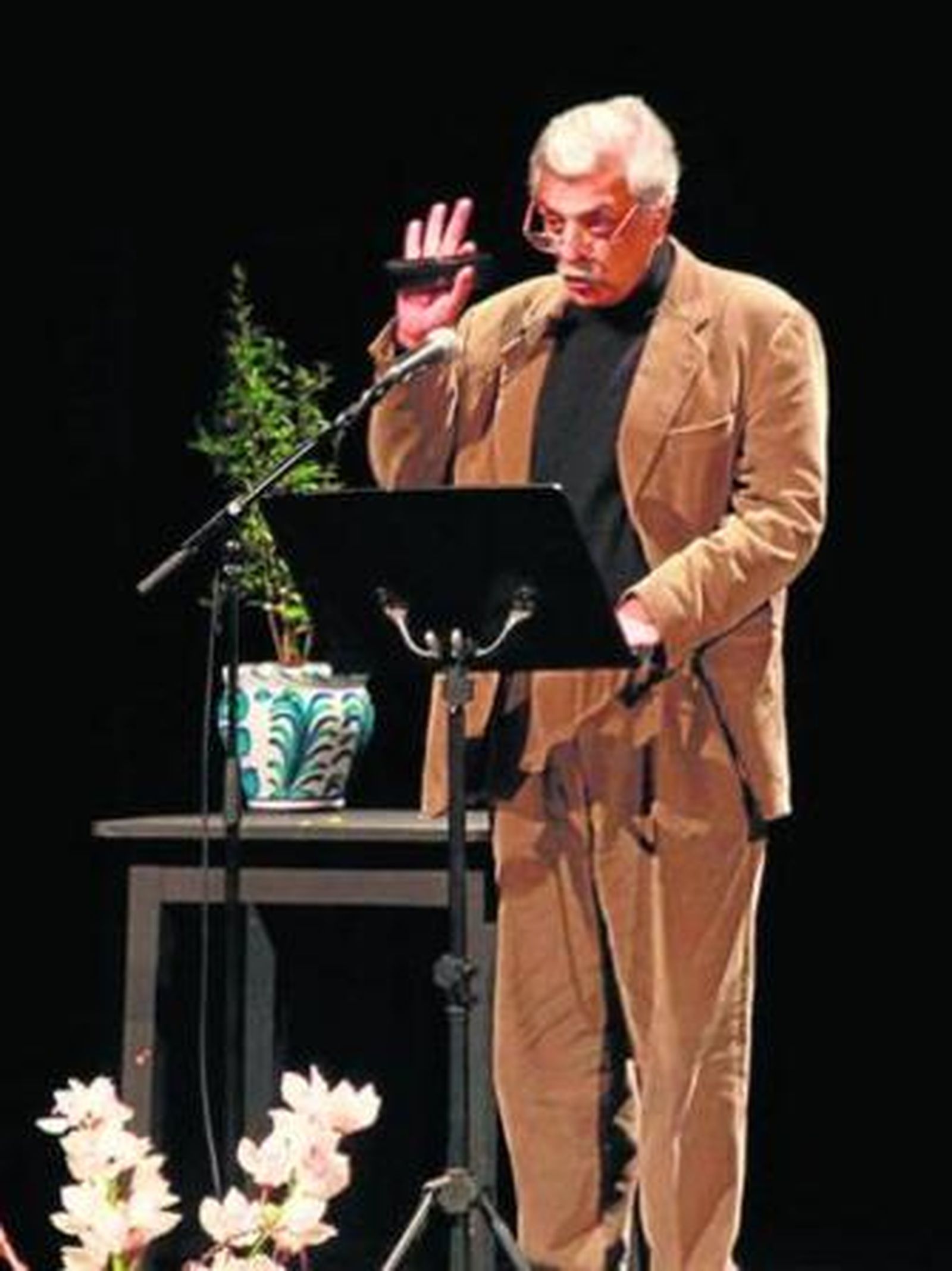 El escritor y cineasta Tariq Alí, durante la ceremonia de entrega del Granadillo 2010.