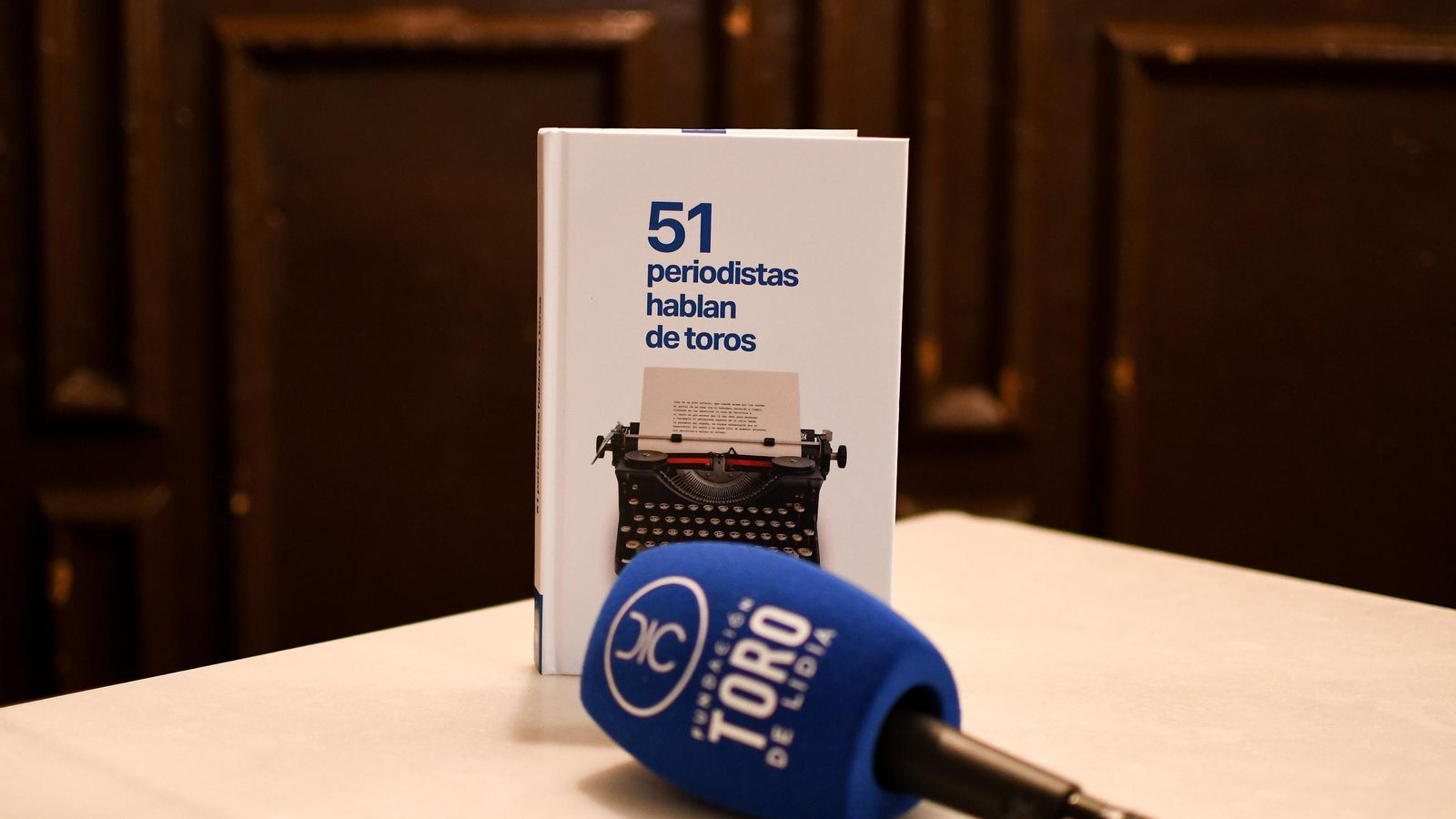 Portada del libro '51 periodistas hablan de toros', presentado este lunes en Madrid.